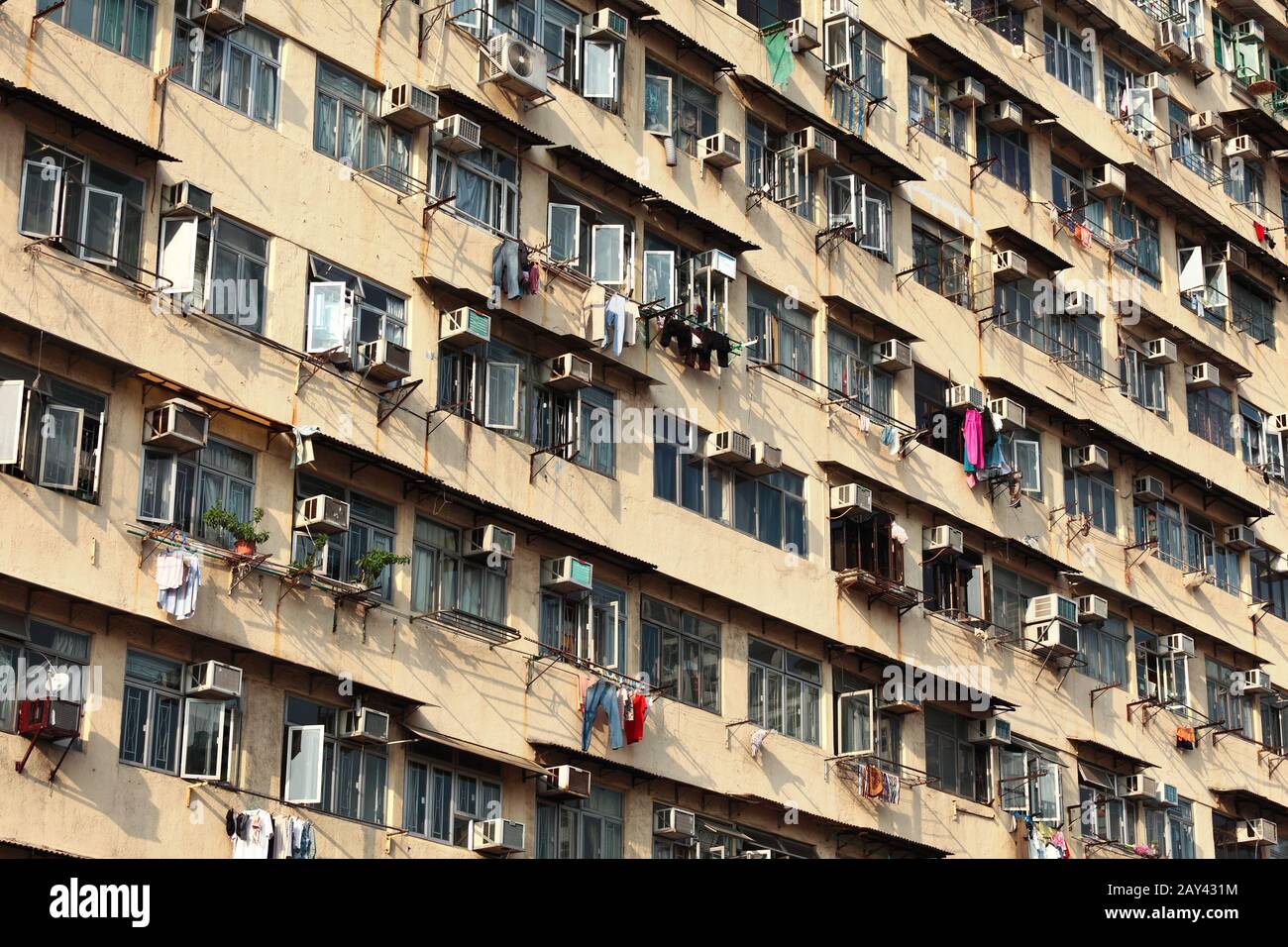 Rundown apartment building hi-res stock photography and images - Alamy