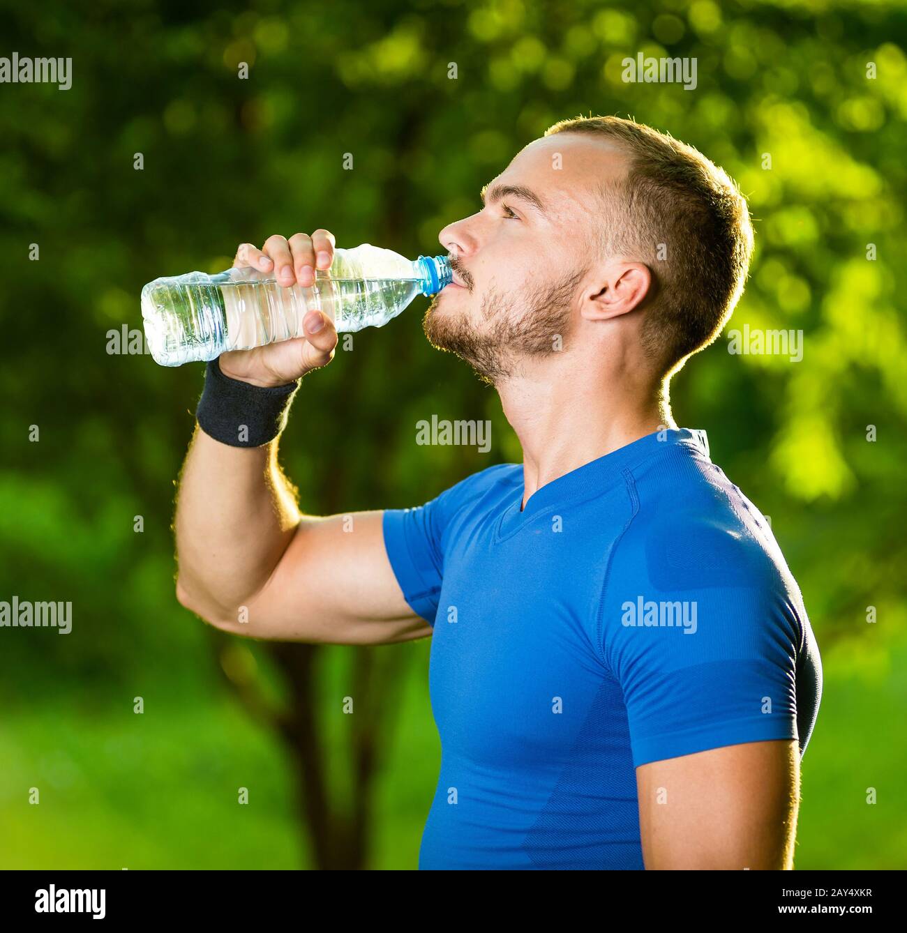 https://c8.alamy.com/comp/2AY4XKR/athletic-mature-man-drinking-water-from-a-bottle-2AY4XKR.jpg