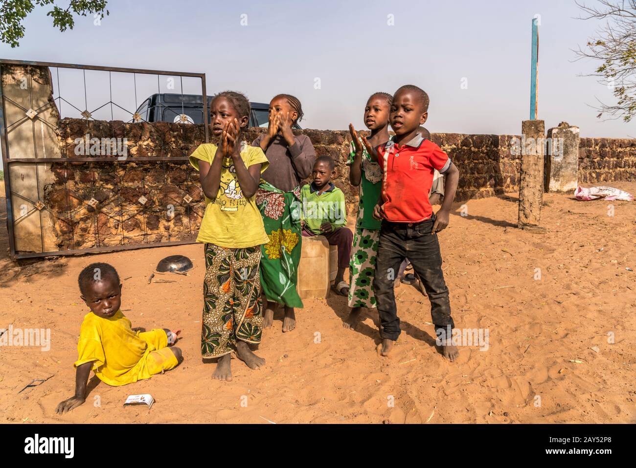 Eine Gruppe afrikanischer Kinder beim singen und spielen, Wassu, Gambia, Westafrika  |  group of african children singing and playing,  Wassu, Gambia, Stock Photo