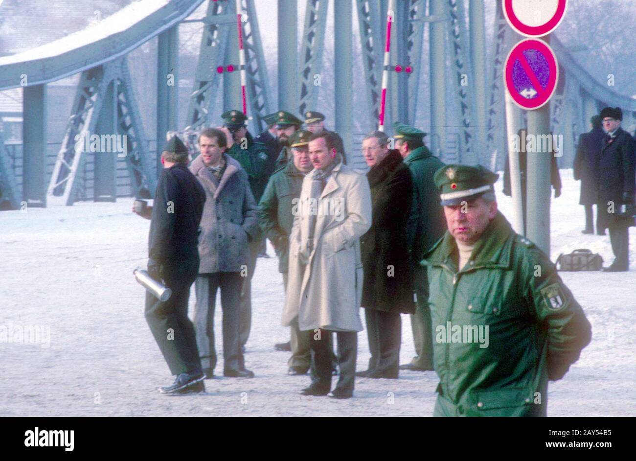 Agent exchange on the Glienicke Bridge - Cold War Wolfgang Vogel: Agent exchange and free purchase of prisoners were his business. Vogel made international headlines on February 11, 1986 during the exchange of agents between the Soviet Union, the GDR and the USA on the Glienicker Brucke in Berlin. In addition to Anatolij Schtscharanski, the GDR citizen Wolf-Georg Frohn, the Czech Jaroslav Javorsky and the German citizen Dietrich Nistroy were handed over and as equivalent Hanna and Karl Kocher, the Soviet computer specialist Semjiakow, the Polish intelligence agency Jerzy Kaczmarek and Detlev S Stock Photo