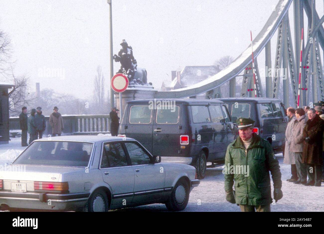 Agent exchange on the Glienicke Bridge - Cold War Wolfgang Vogel: Agent exchange and free purchase of prisoners were his business. Vogel made international headlines on February 11, 1986 during the exchange of agents between the Soviet Union, the GDR and the USA on the Glienicker Brucke in Berlin. In addition to Anatolij Schtscharanski, the GDR citizen Wolf-Georg Frohn, the Czech Jaroslav Javorsky and the German citizen Dietrich Nistroy were handed over and as equivalent Hanna and Karl Kocher, the Soviet computer specialist Semjiakow, the Polish intelligence agency Jerzy Kaczmarek and Detlev S Stock Photo