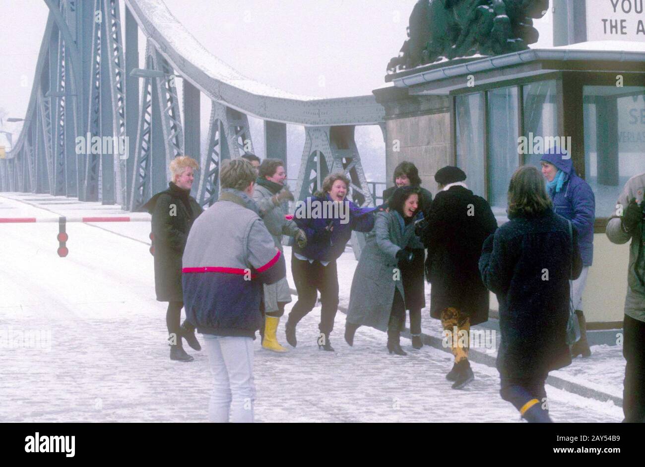 Agent exchange on the Glienicke Bridge - Cold War Wolfgang Vogel: Agent exchange and free purchase of prisoners were his business. Vogel made international headlines on February 11, 1986 during the exchange of agents between the Soviet Union, the GDR and the USA on the Glienicker Brucke in Berlin. In addition to Anatolij Schtscharanski, the GDR citizen Wolf-Georg Frohn, the Czech Jaroslav Javorsky and the German citizen Dietrich Nistroy were handed over and as equivalent Hanna and Karl Kocher, the Soviet computer specialist Semjiakow, the Polish intelligence agency Jerzy Kaczmarek and Detlev S Stock Photo