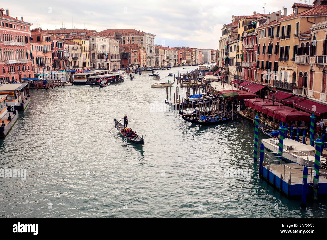 Gondolier on venice canal hi-res stock photography and images - Alamy