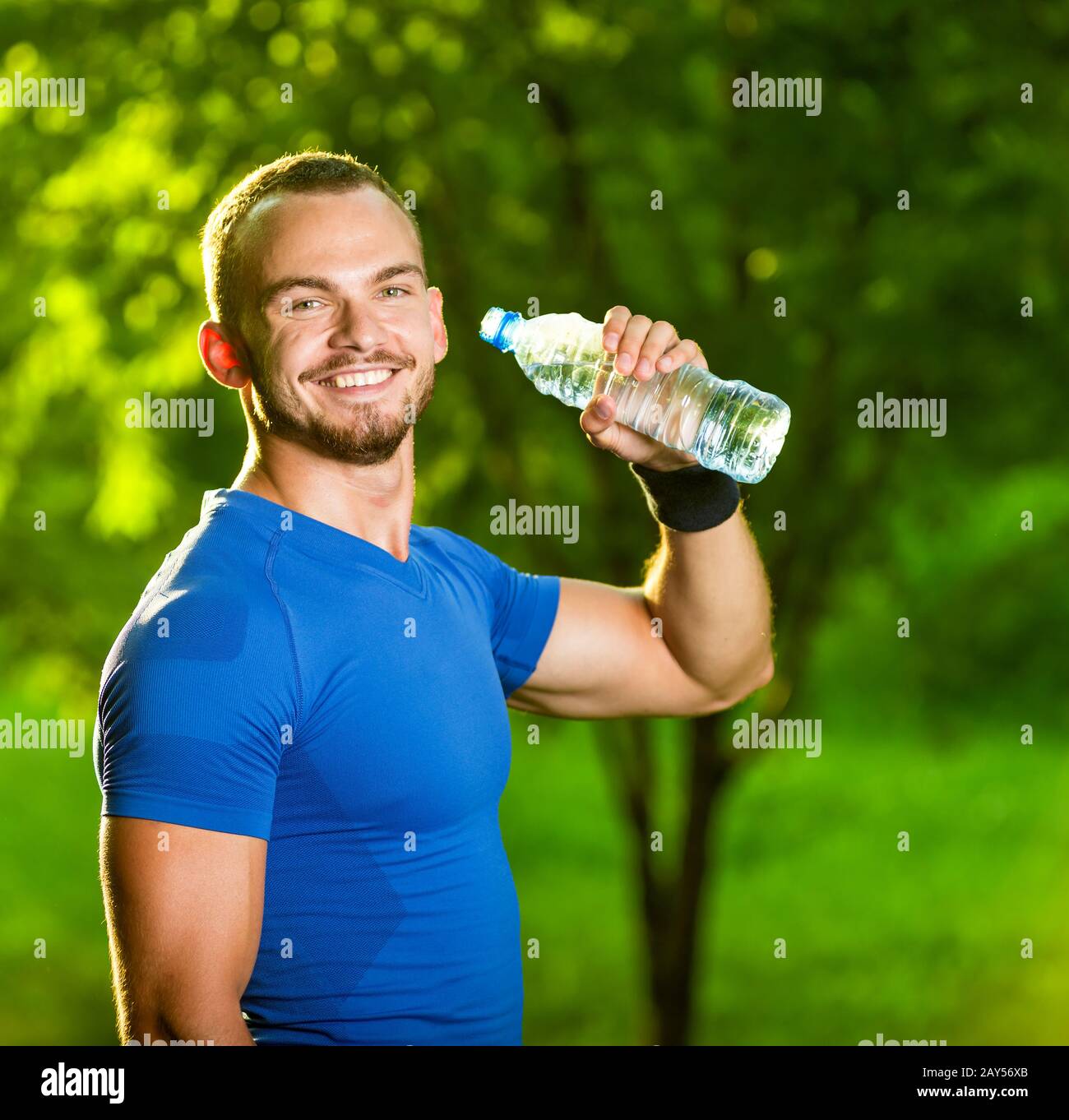 https://c8.alamy.com/comp/2AY56XB/athletic-mature-man-drinking-water-from-a-bottle-2AY56XB.jpg