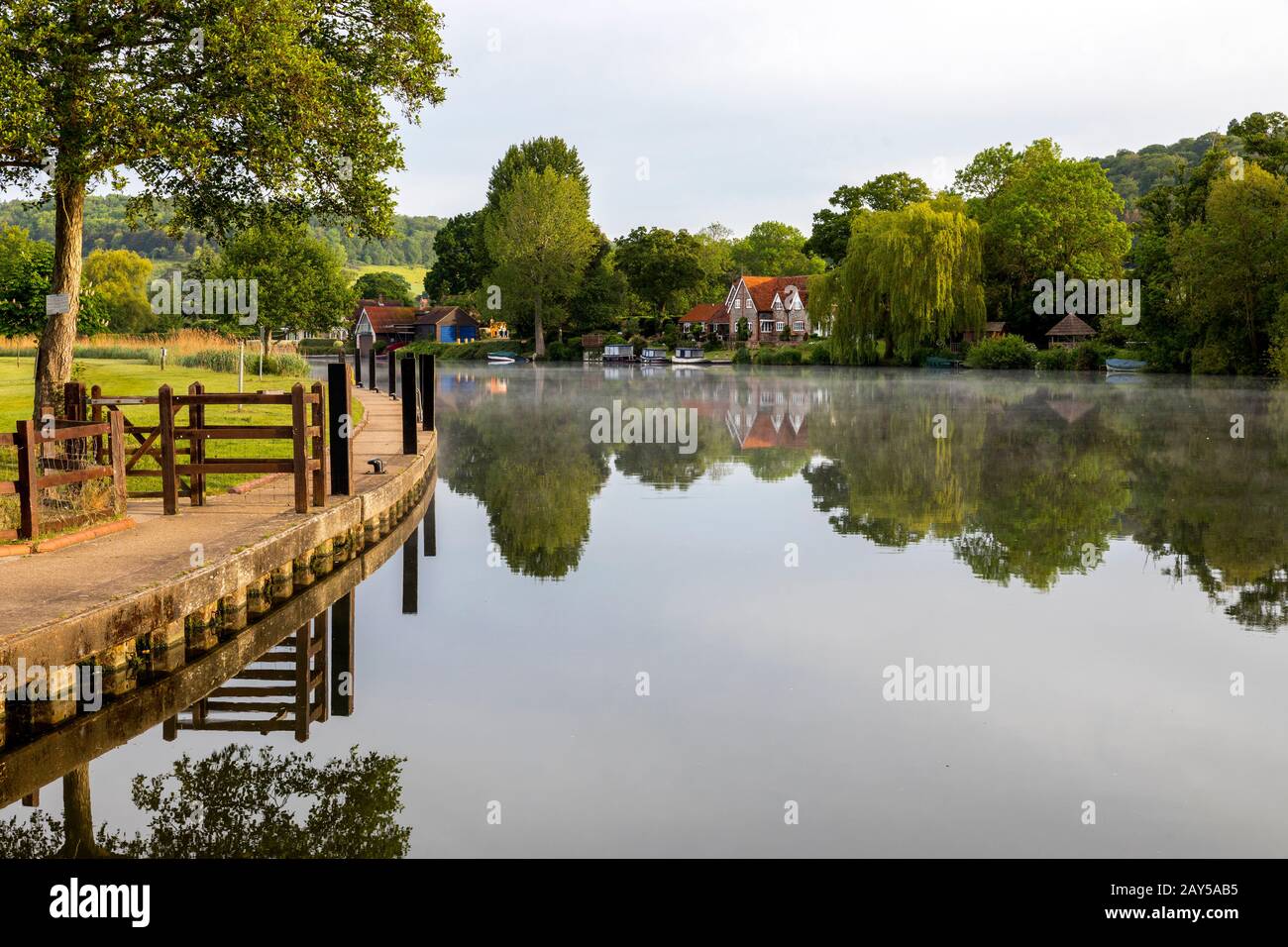 Henley on thames river hi-res stock photography and images - Alamy