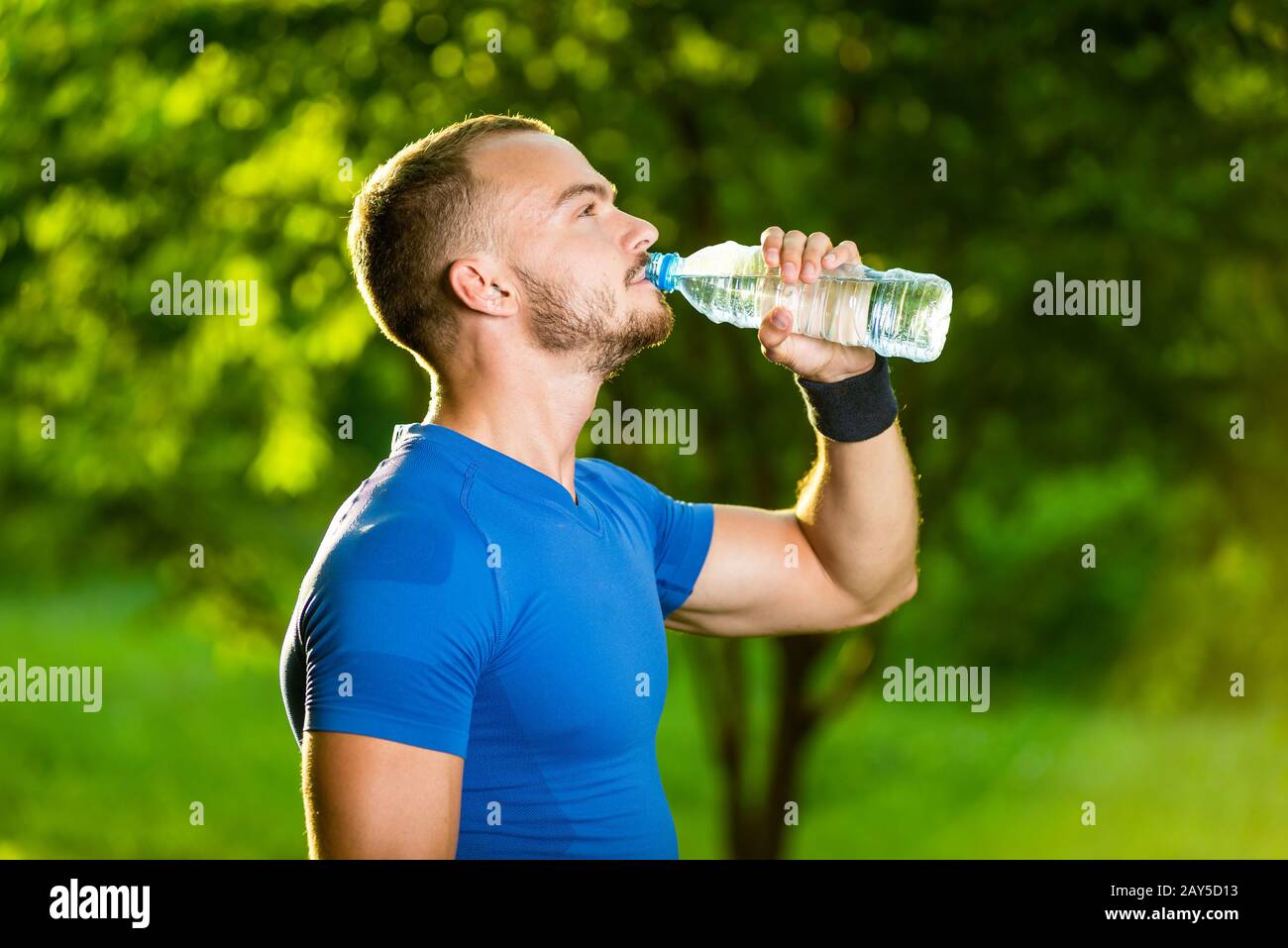 https://c8.alamy.com/comp/2AY5D13/athletic-mature-man-drinking-water-from-a-bottle-2AY5D13.jpg