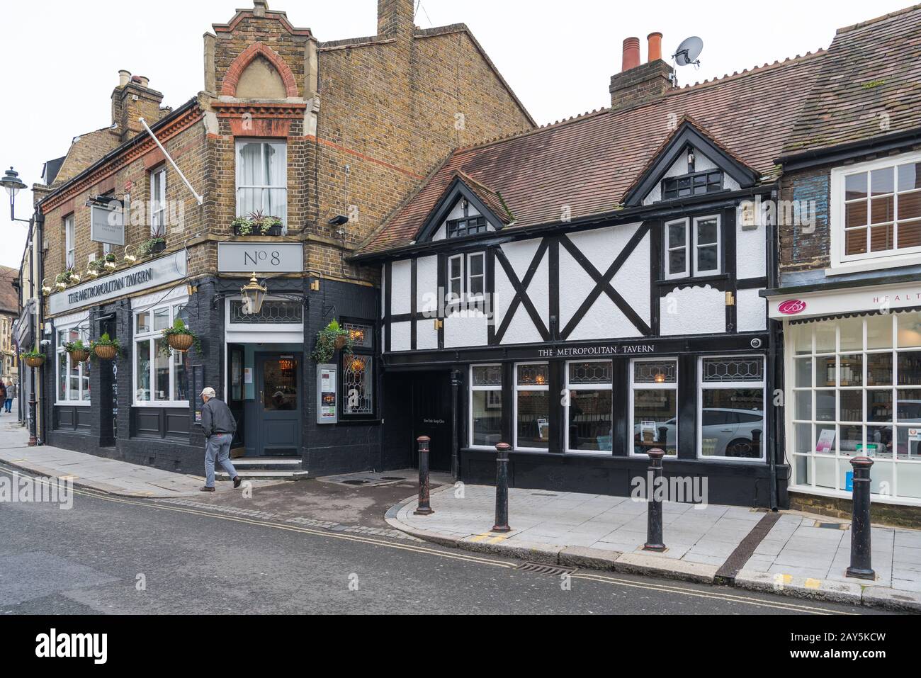 The Metropolitan Tavern in Windsor Street, Uxbridge Stock Photo Alamy