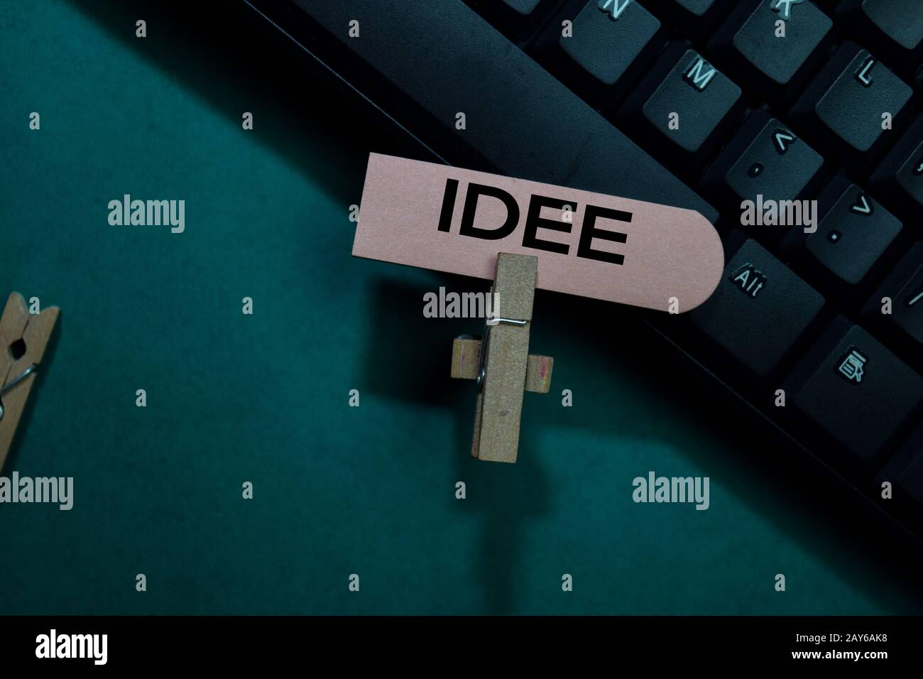 Idee write on a sticky note isolated on Office Desk Stock Photo - Alamy