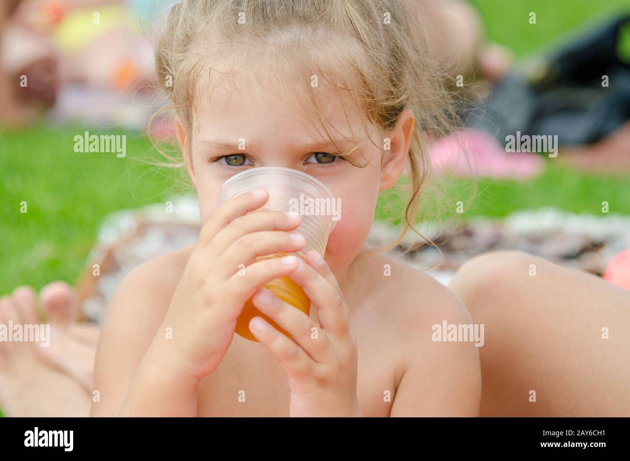 маленькая девочка пьет сперму фото 93