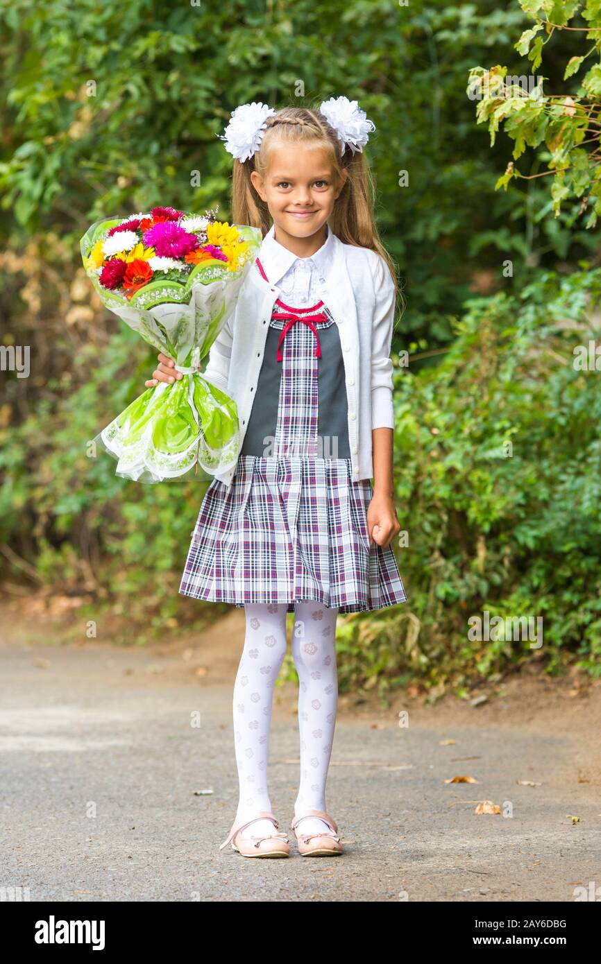 Восьмилетний ребенок. Ребёнок весь в волосах в инстаграм. Как сделать семилетней девочке. Браслет для семилетних девочек. Прически для девочек.