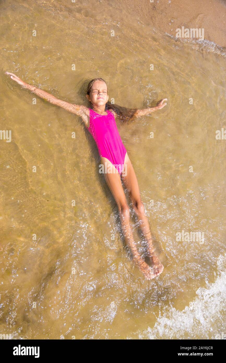 Девочка 12 лет купается. Девочка маленькая в купальнике на речке. Десятилетняя девочка на речке. Купание девочки 10 лет. Десятилетняя девочка в купальнике на море.