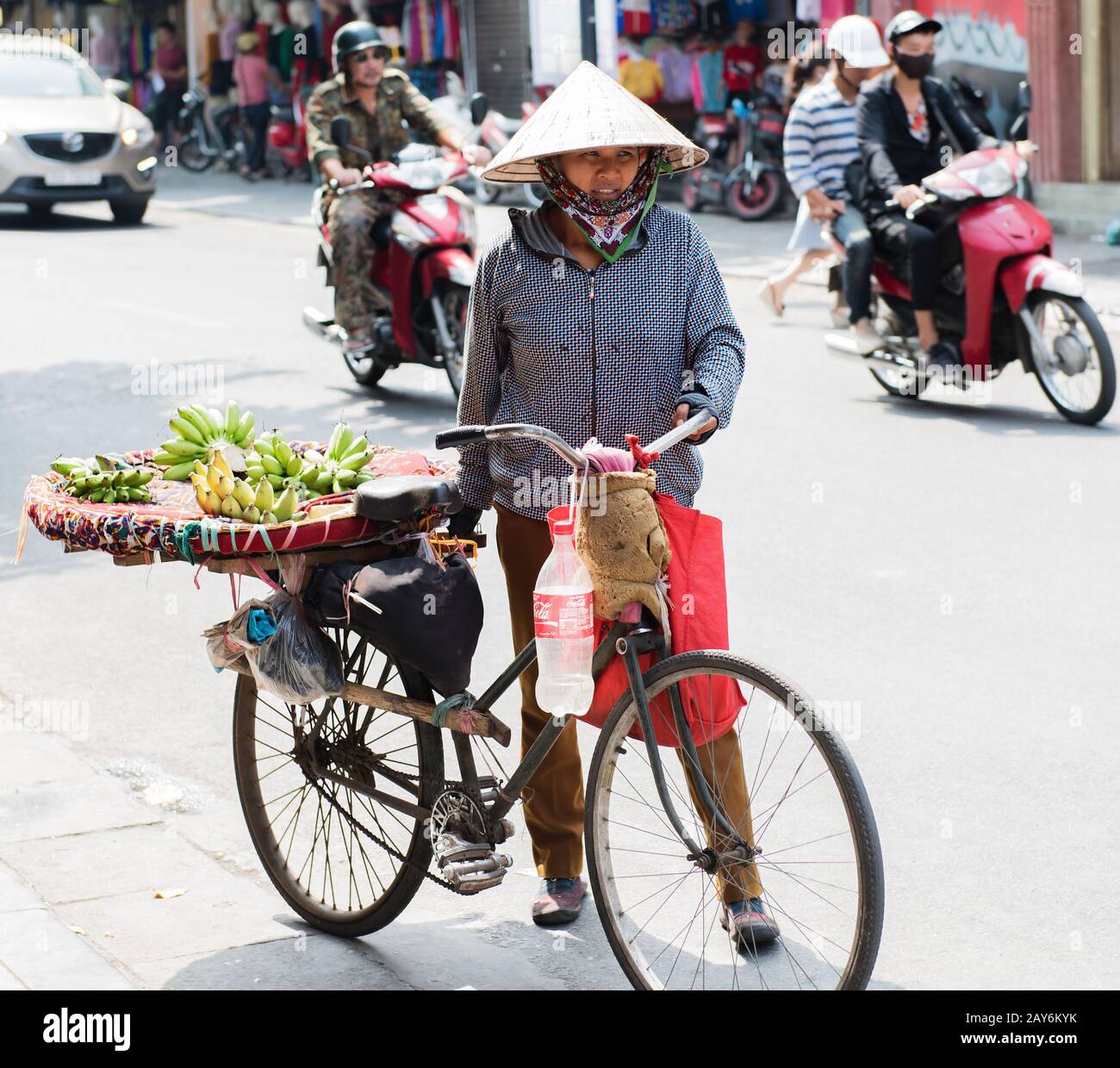vietnamesische Straßenverkäufer handeln und verkaufen ihre Gemüse und Obst Waren in Hanoi, Vietnam Stock Photo