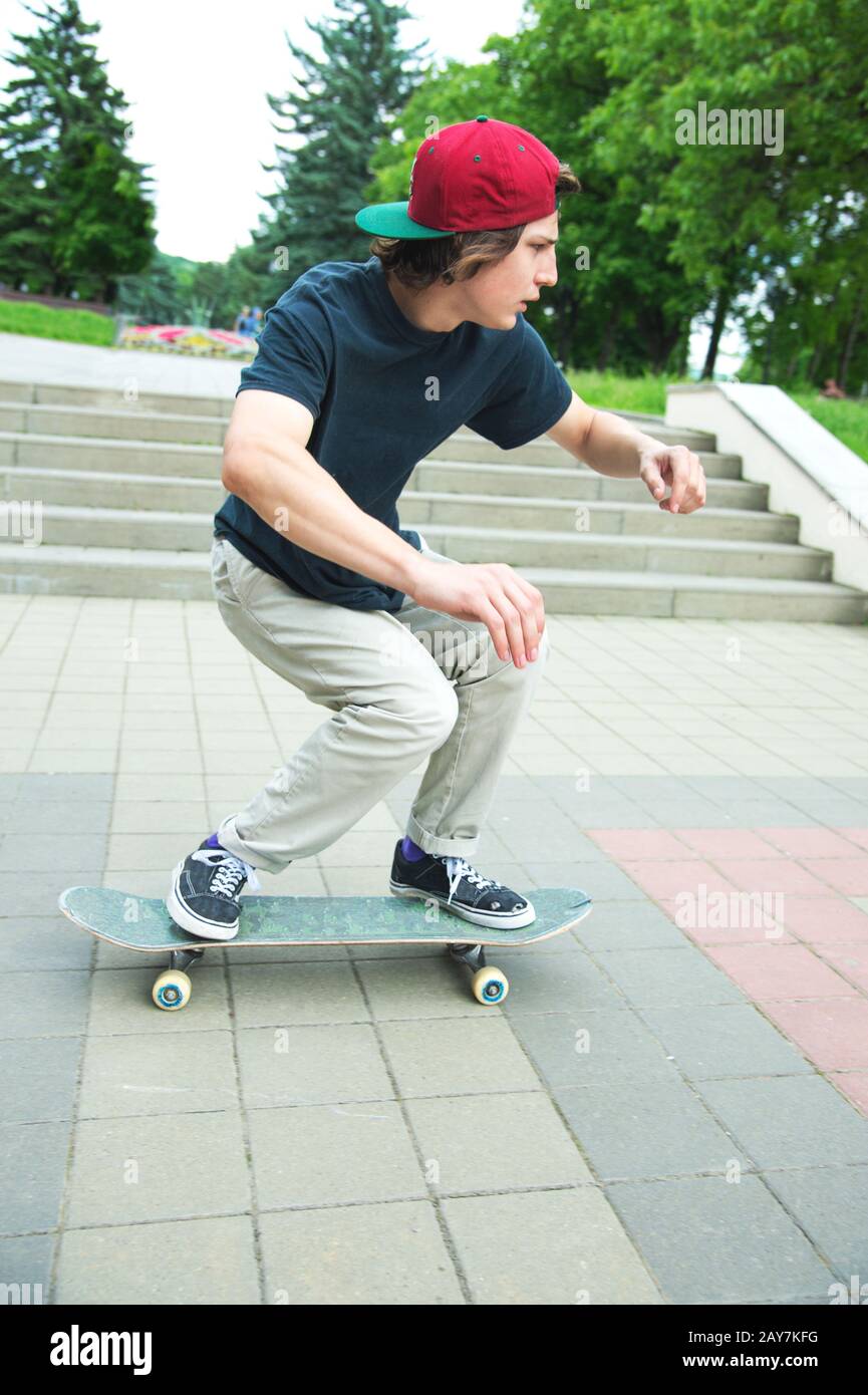 Long haired skateboarder hi-res stock photography images - Alamy