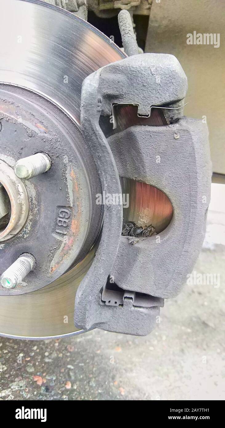 emergency repair of a broken brake pad on the road with your own hands