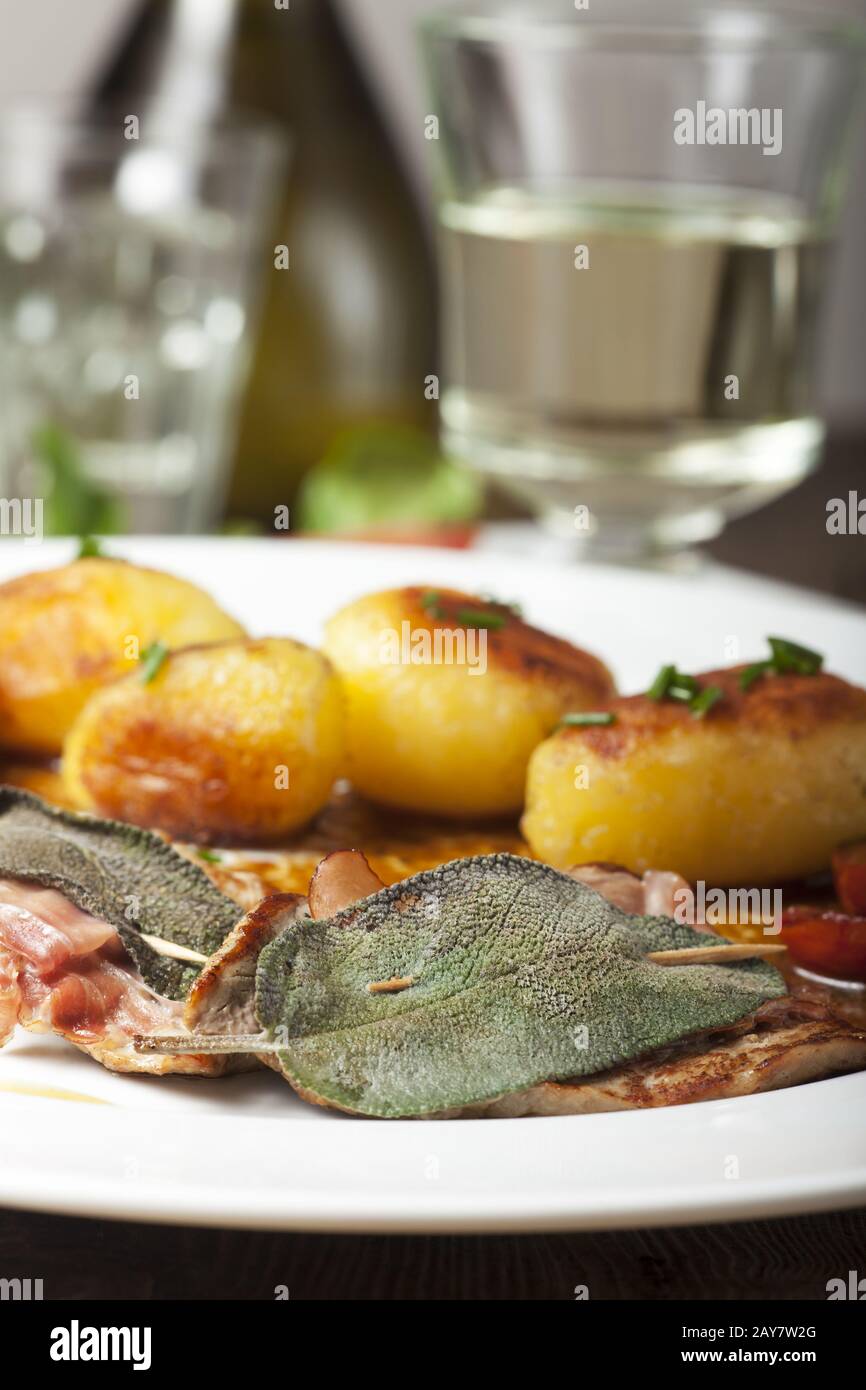 Saltimbocca Roman Wing Kalbsschnitzel mit Salbei Stock Photo - Alamy