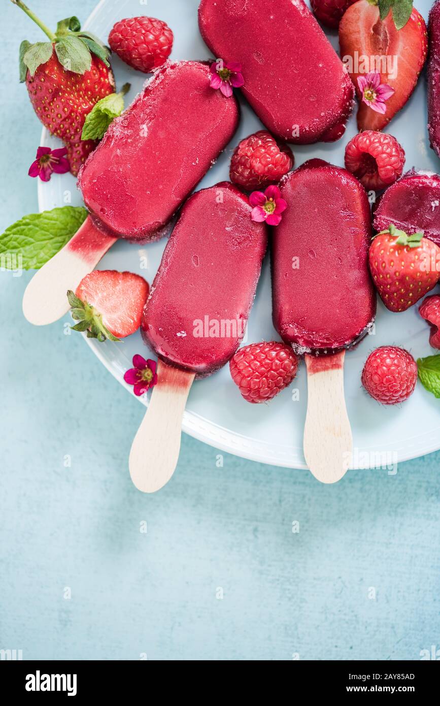 berry popsicle from above with edible flowers Stock Photo