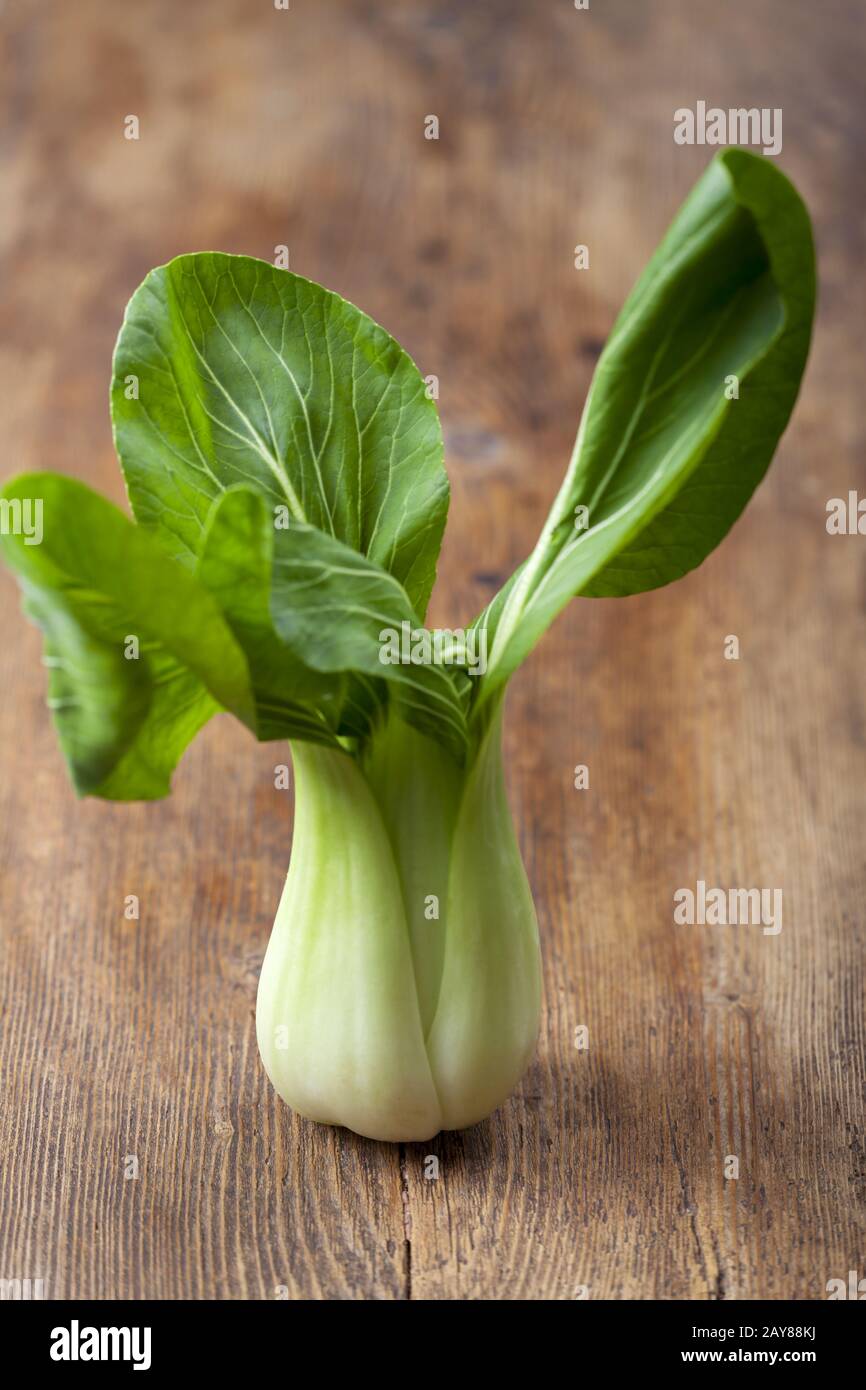 Asiatischer pak choi auf dunklem holz hi-res stock photography and ...