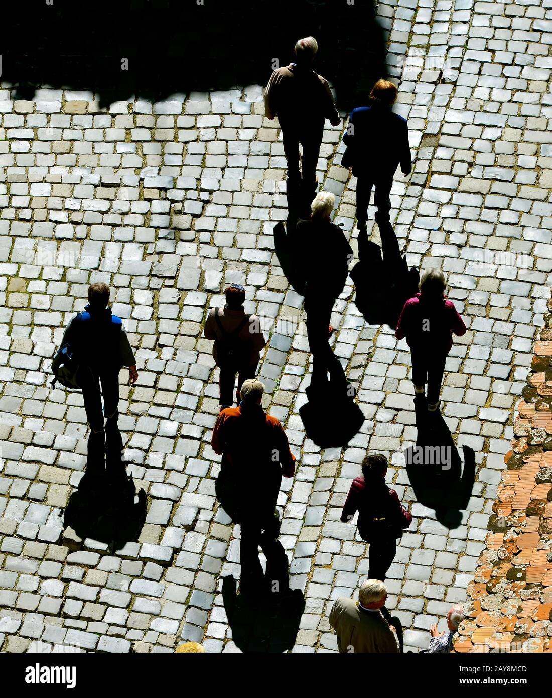 Women walking street silhouette hi-res stock photography and images - Alamy