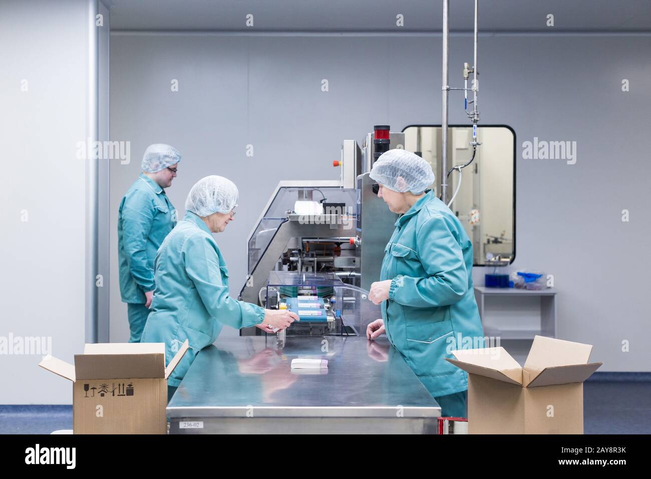 Pharmaceutical factory workers in sterile environment Stock Photo Alamy