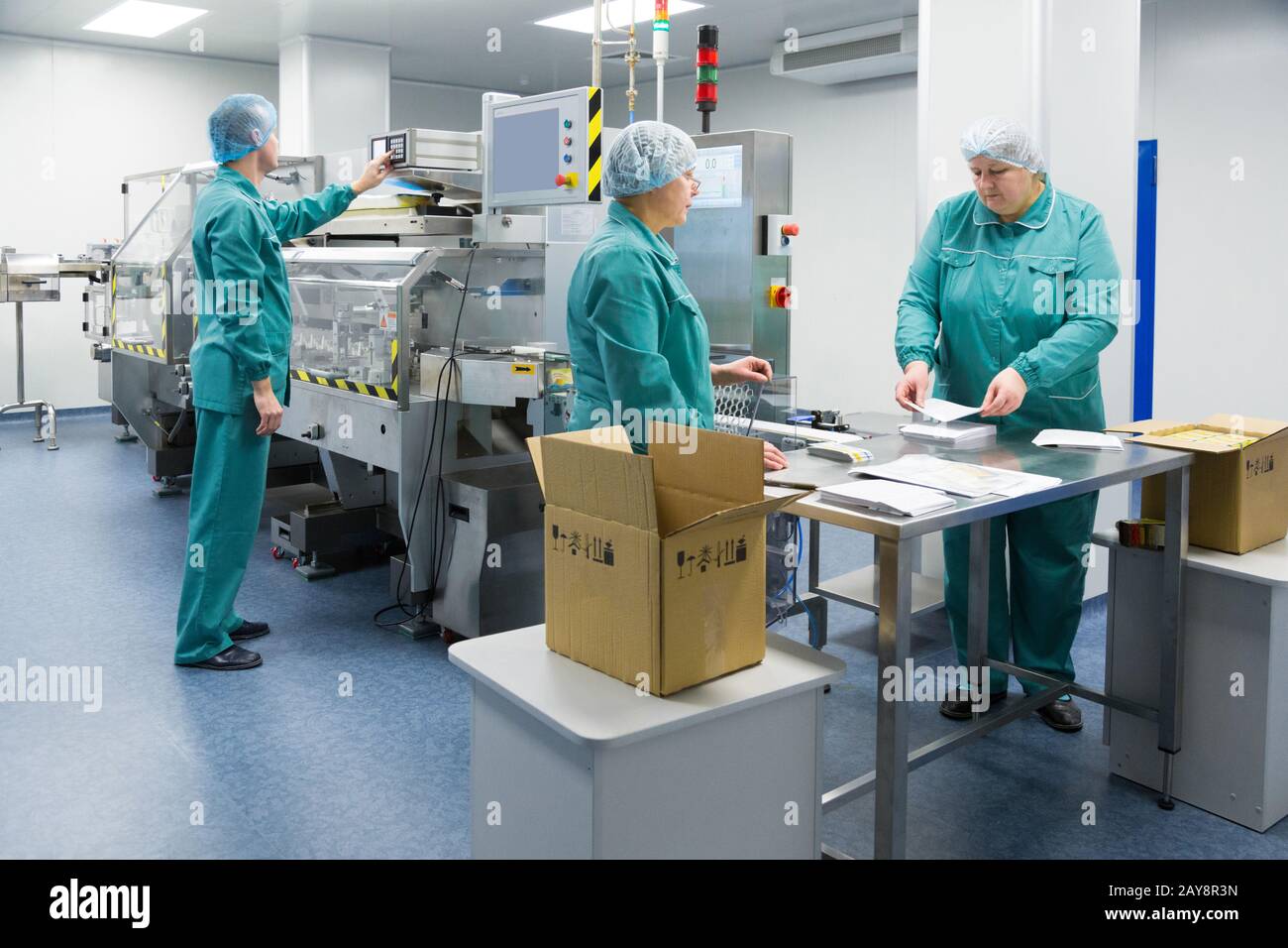 Pharmaceutical factory workers in sterile environment Stock Photo Alamy