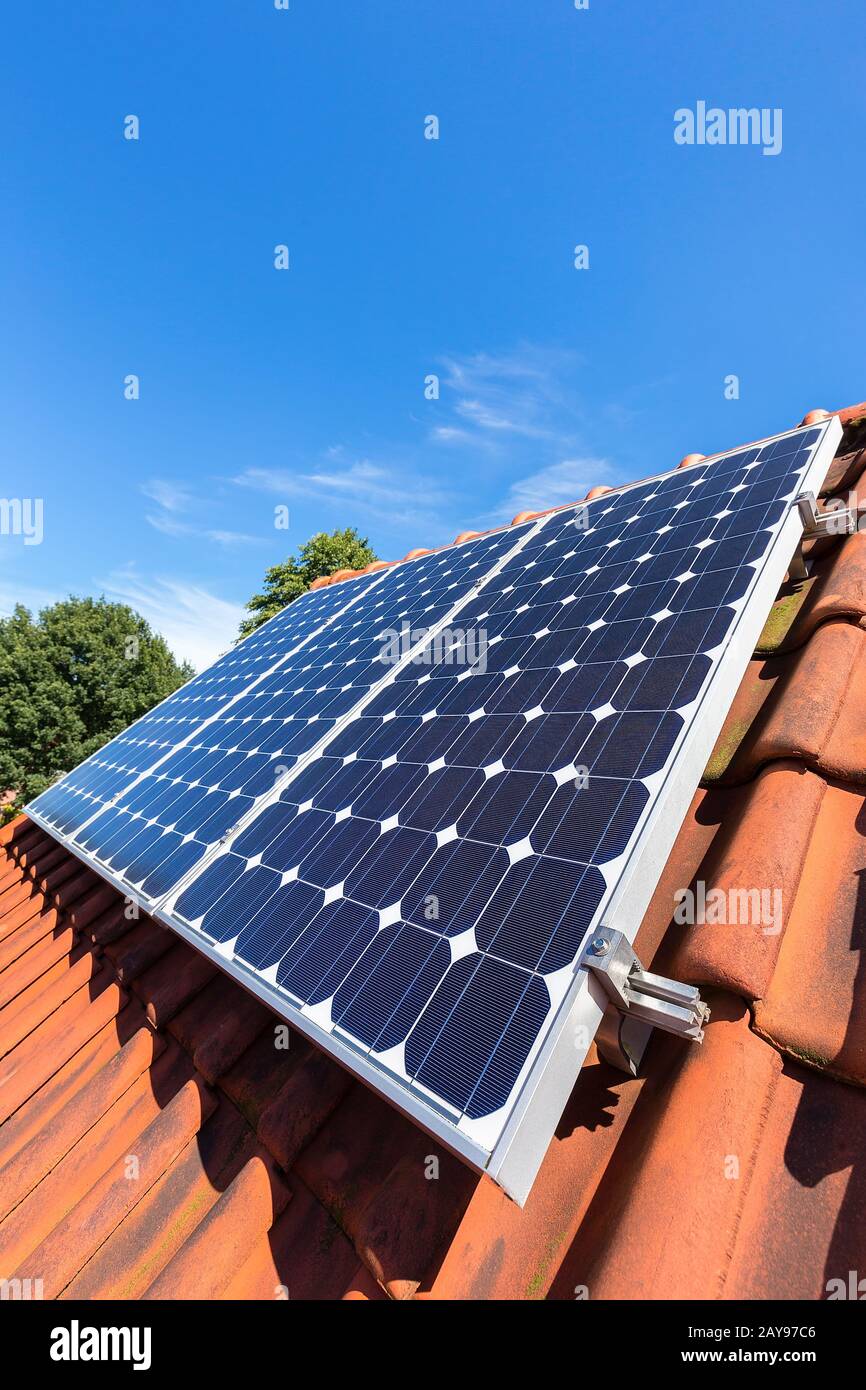 Solar panels roof house hi-res stock photography and images - Alamy