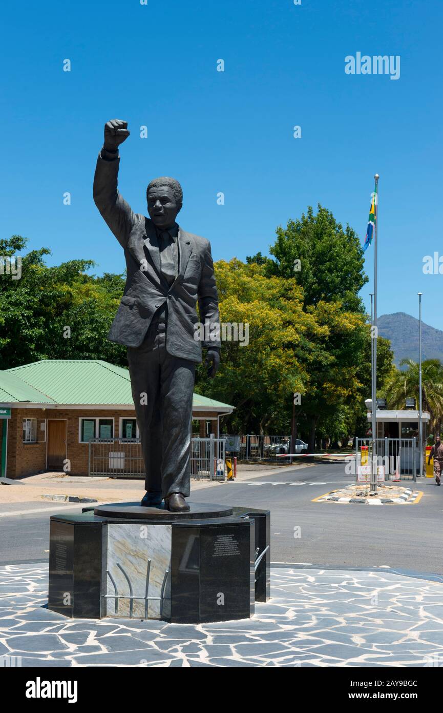 A bronze statue of Nelson Mandela in front of the gate of the Drakenstein Correctional Centre (formerly Victor Verster Prison) which was his last pris Stock Photo