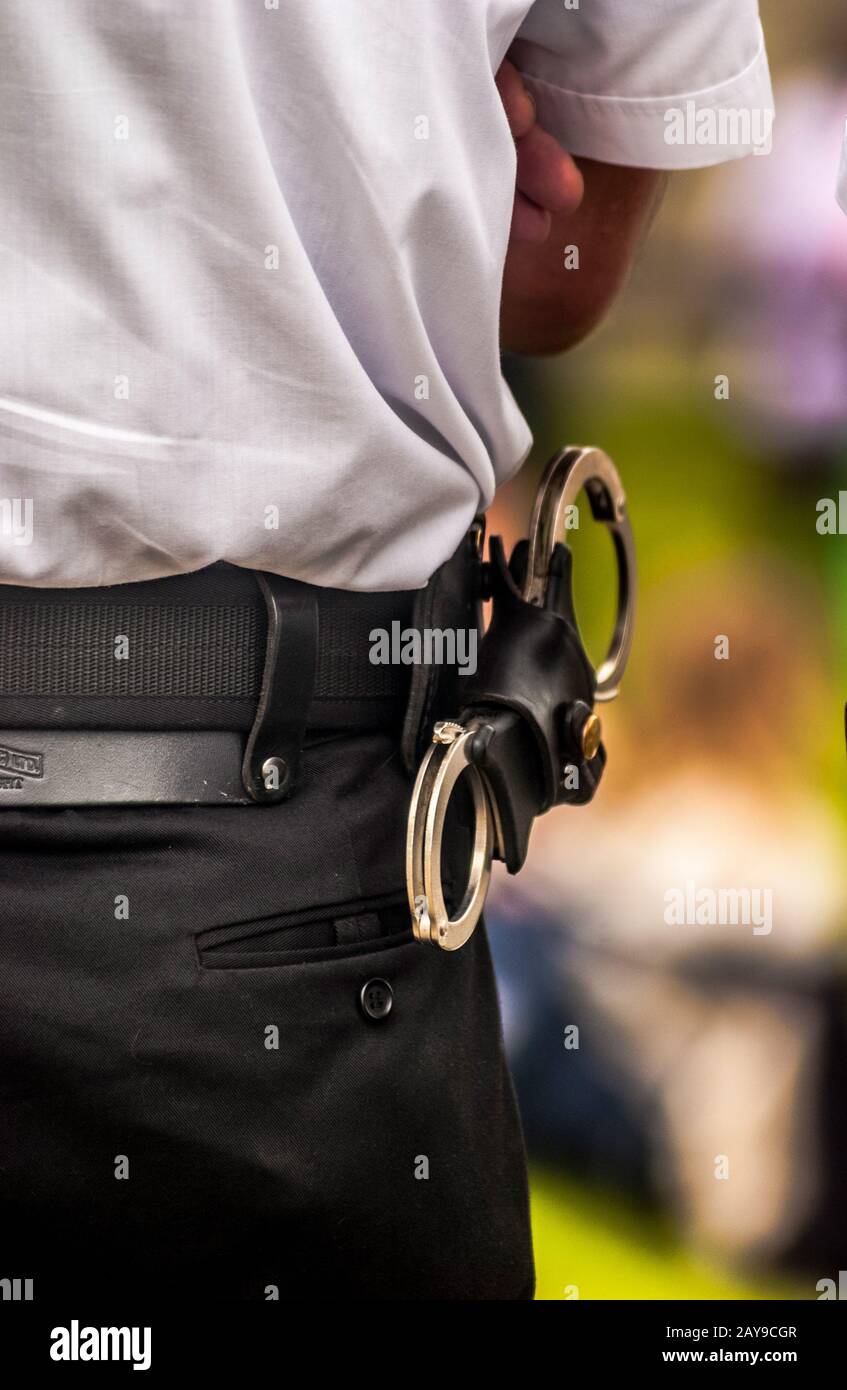 Pistol law enforcement belt fotografías e imágenes de alta resolución -  Alamy
