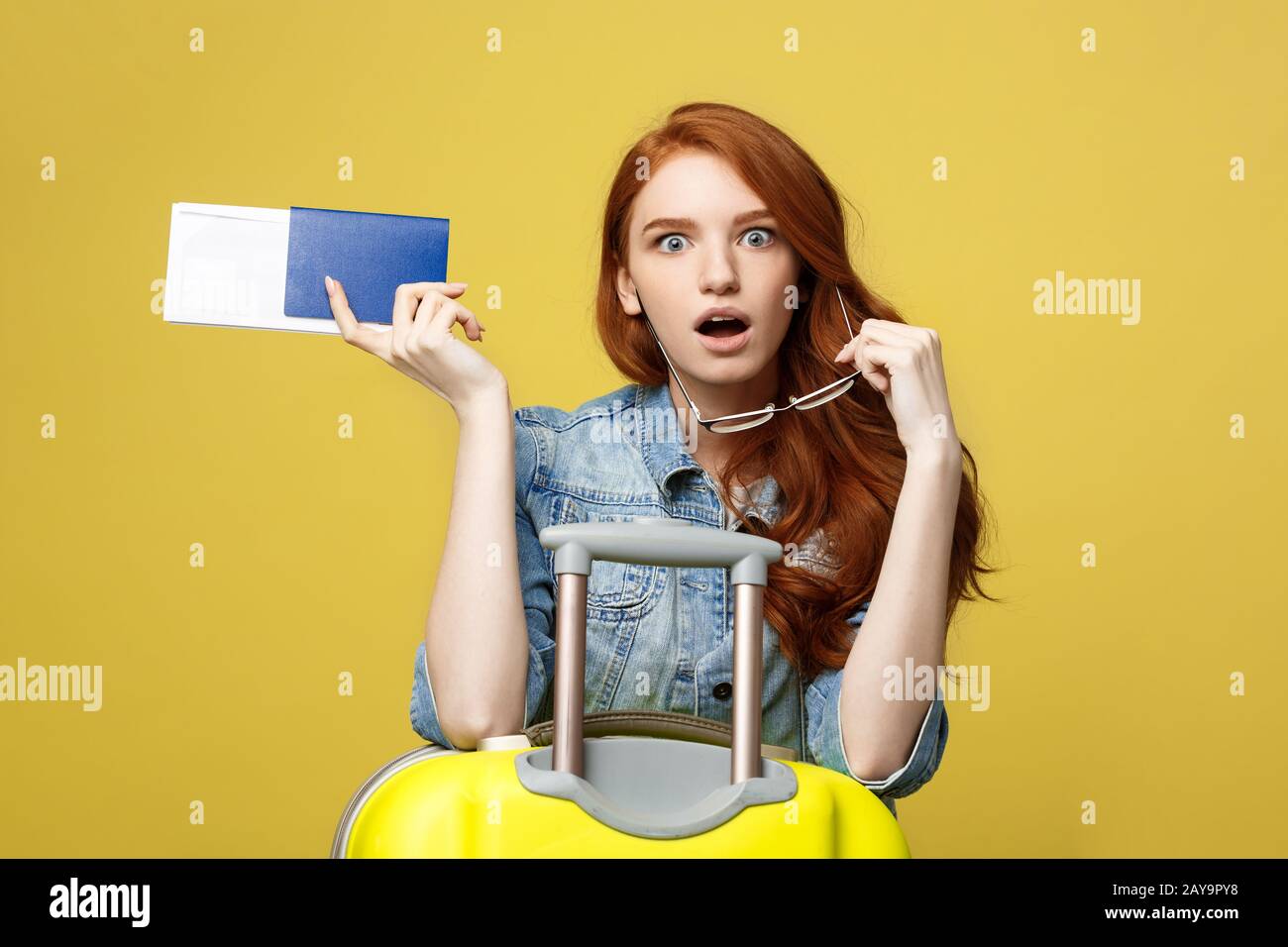 Travel and Lifestyle Concept: Portrait of a shocked girl in denim dress ...