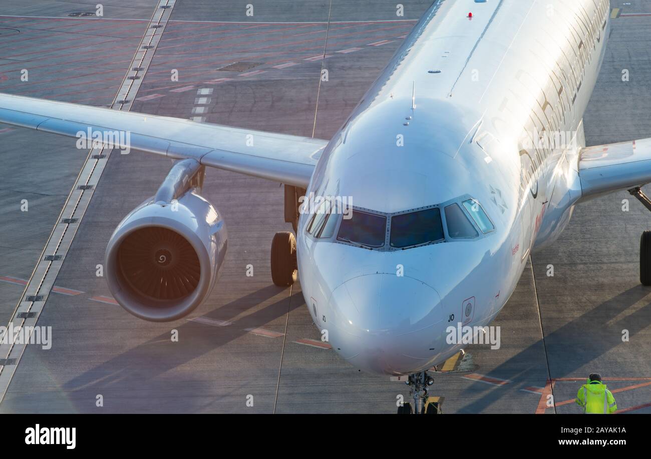 Airplane at gate hi-res stock photography and images - Alamy