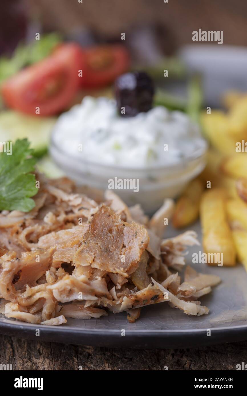 Griechisches gyros mit pommes frites und tzaziki hi-res stock ...