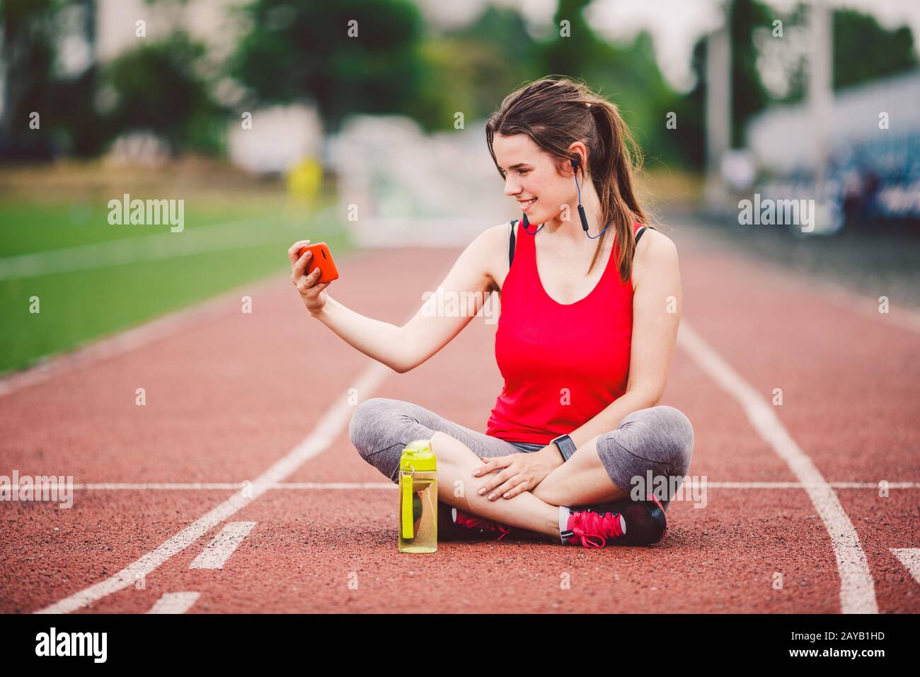 старт. спортсмен на старте картинка. Taking track. ежедневные прогулки на свежем воздухе. спортивный мужчина бежит.
