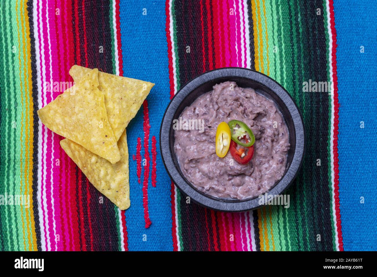 Schussel mit mexikanischen frijoles refritos hi-res stock photography ...