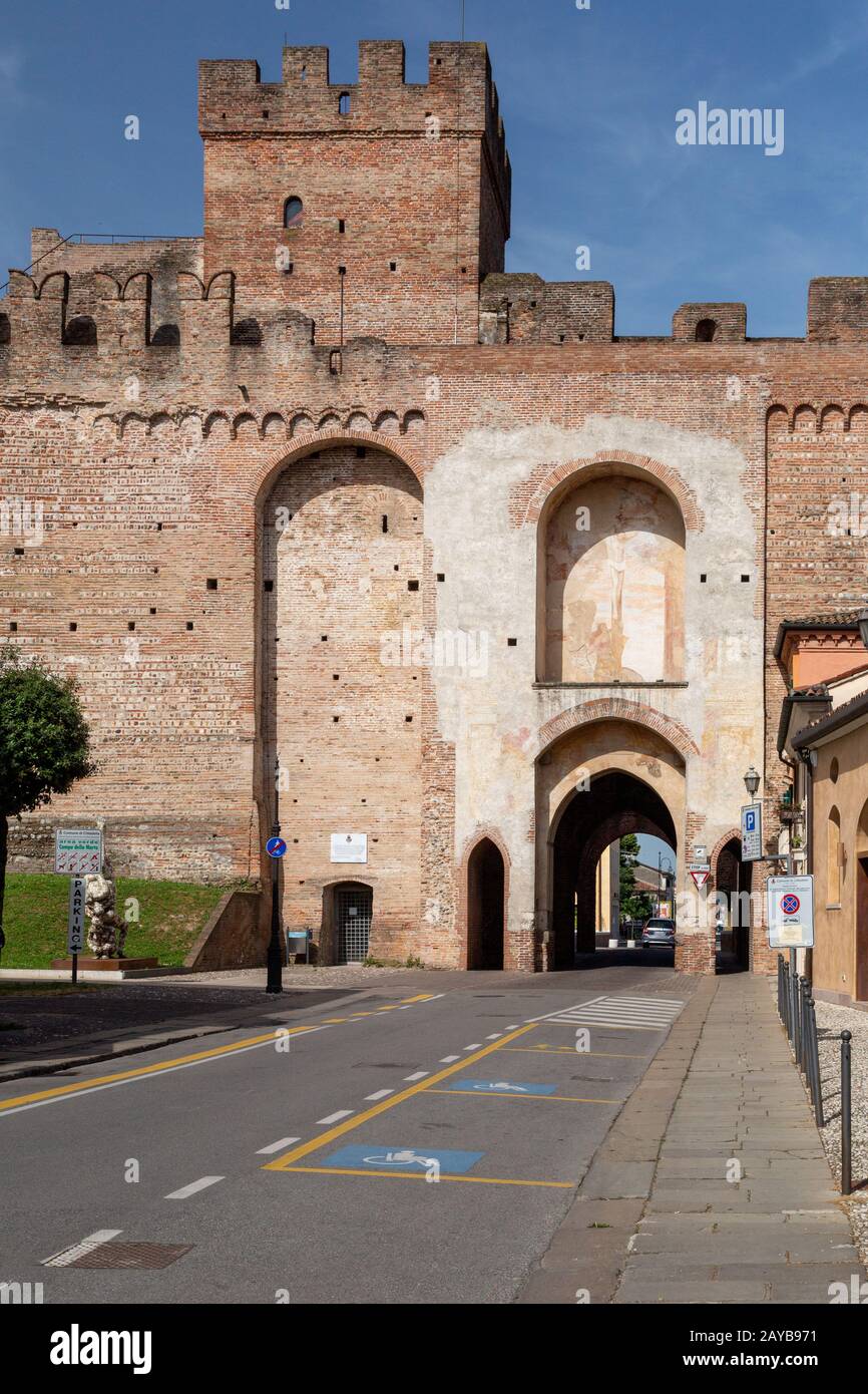 T medieval streets hi-res stock photography and images - Alamy