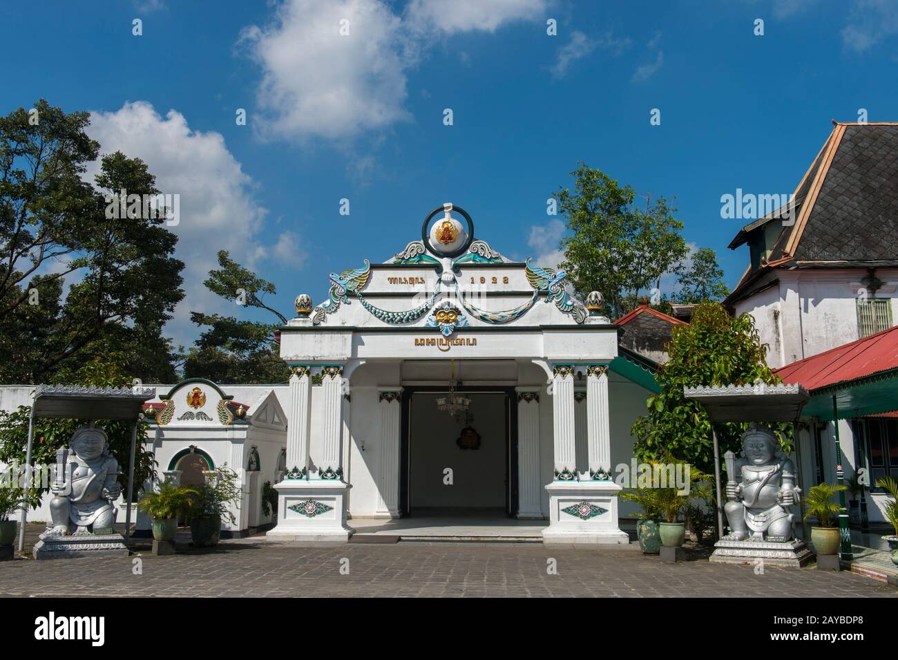 The Donopratono gate and guardian statues at the entrance to the Kraton of Yogyakarta (Keraton Ngayogyakarta Hadiningrat), the Sultans palace complex Stock Photo