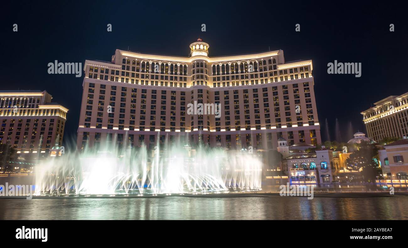 Bellagio Resort water fountain show at night Stock Photo Alamy
