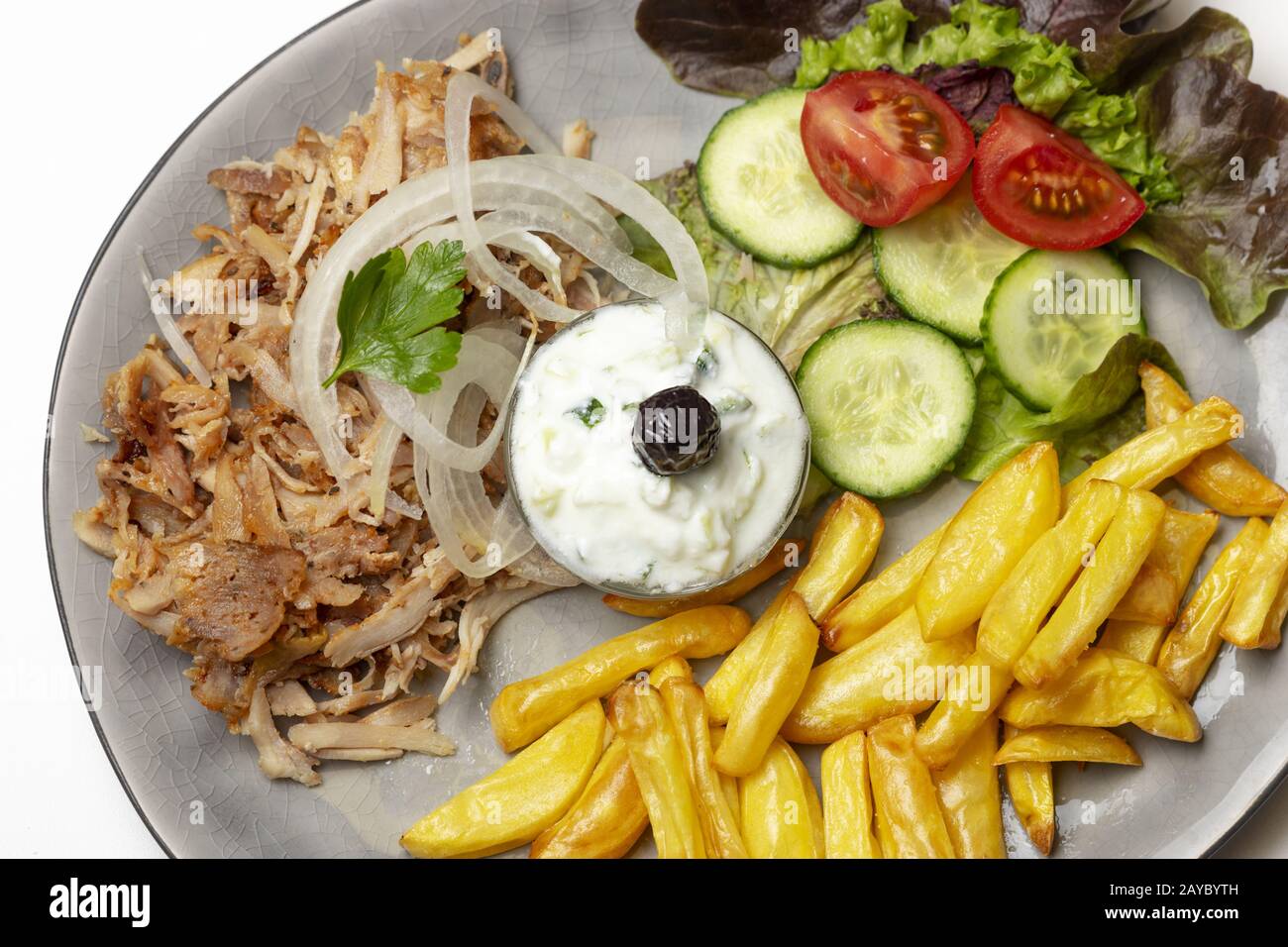 Griechisches gyros mit tzaziki und pommes hi-res stock photography and ...