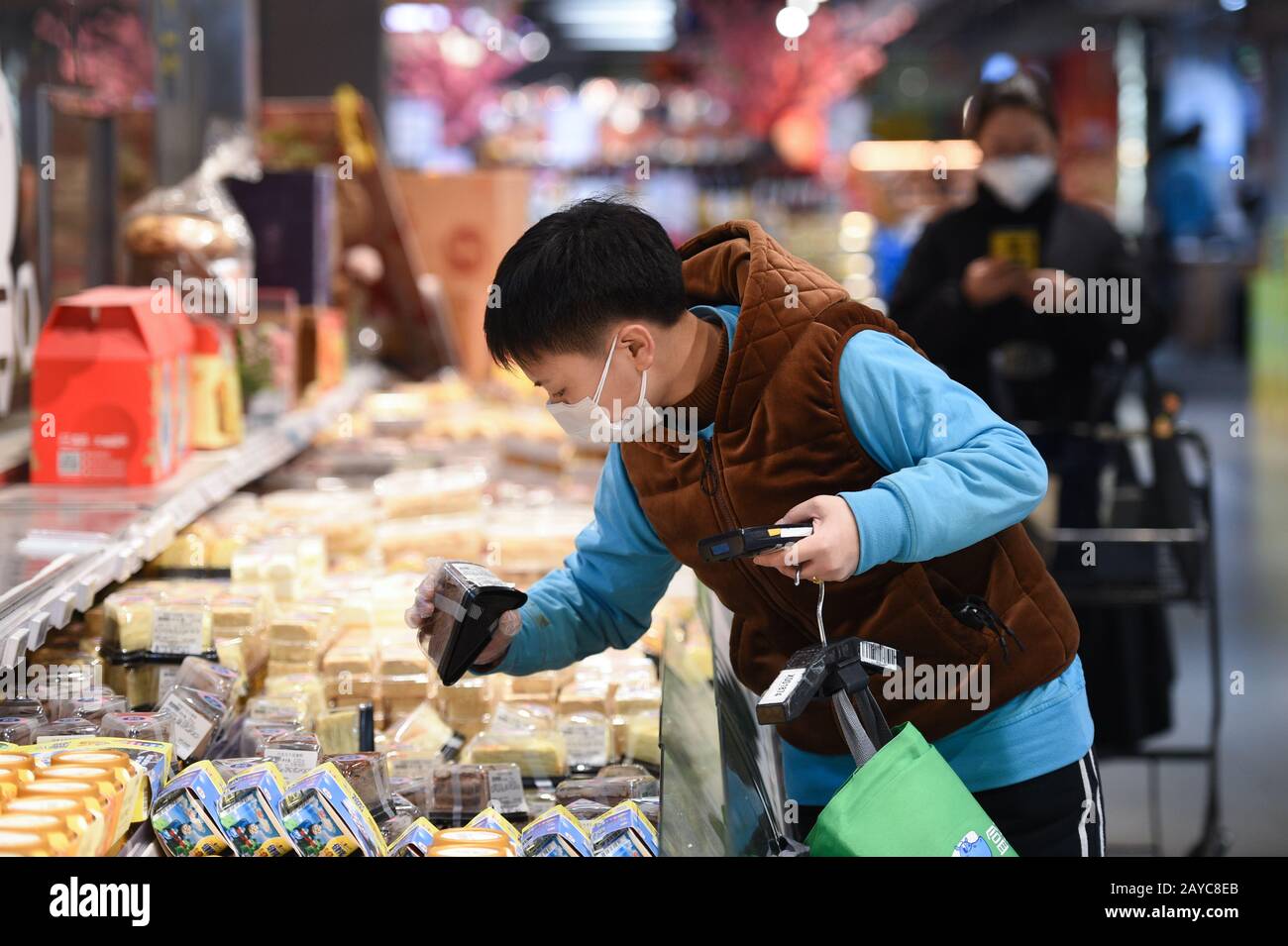 Niet ingewikkeld Smerig Blind 200215) -- BEIJING, Feb. 15, 2020 (Xinhua) -- Wei Yin picks up goods for  takeaway orders at a store of Hema Fresh in Beijing, capital of China, Feb.  14, 2020. Wei Yin,