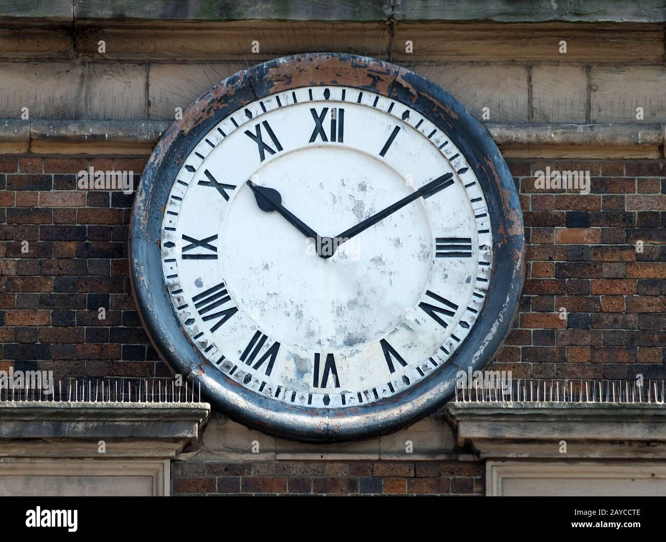 Vintage orologio da parete con numeri romani Foto stock - Alamy