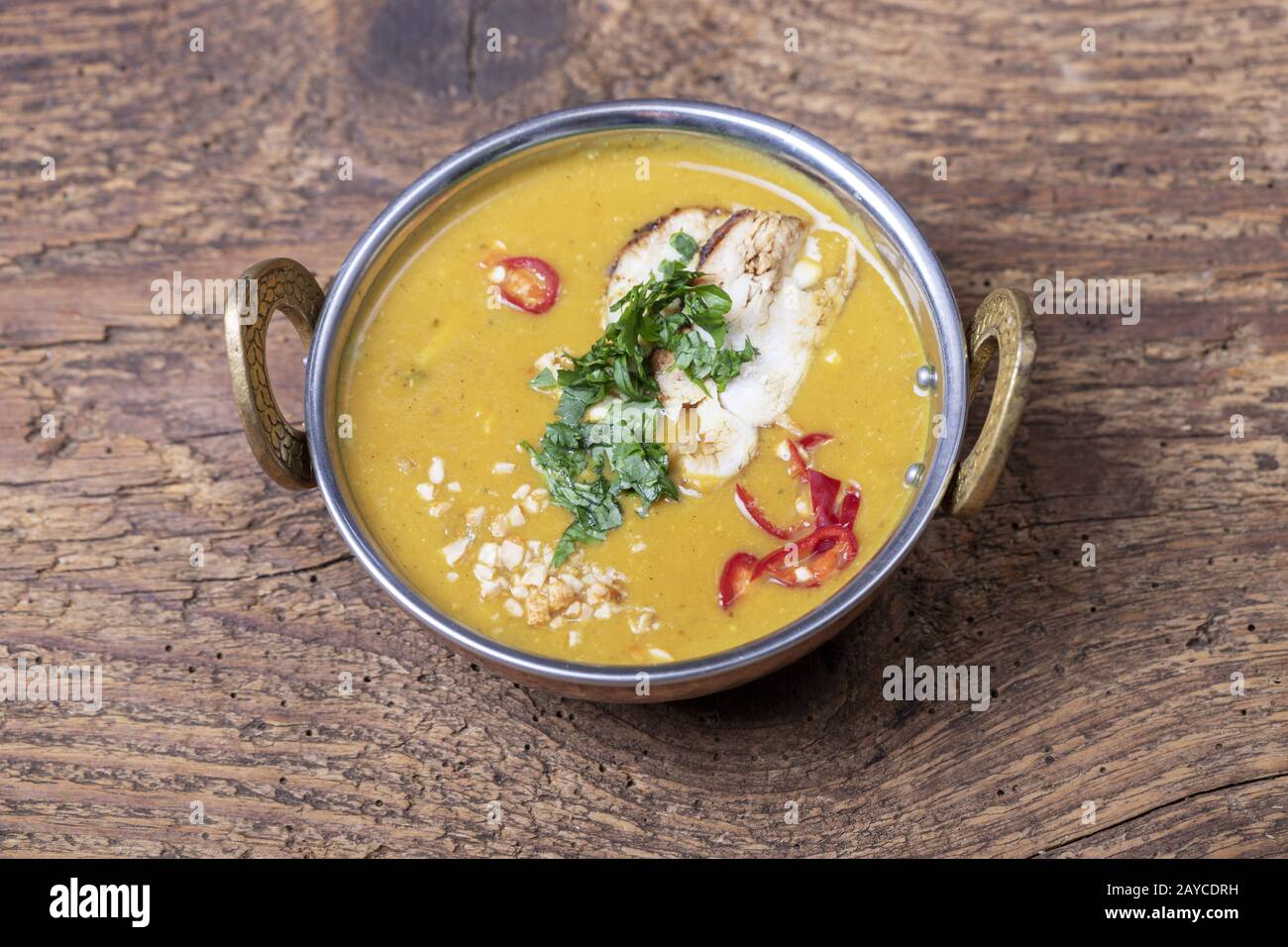 Indische mulligatawny suppe in einer messingschale hires stock