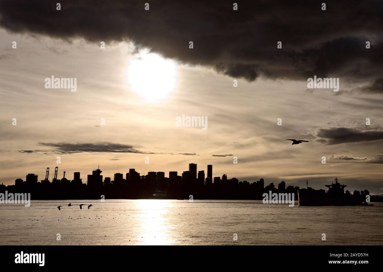 Vancouver skyline canada sunset hi-res stock photography and images - Alamy