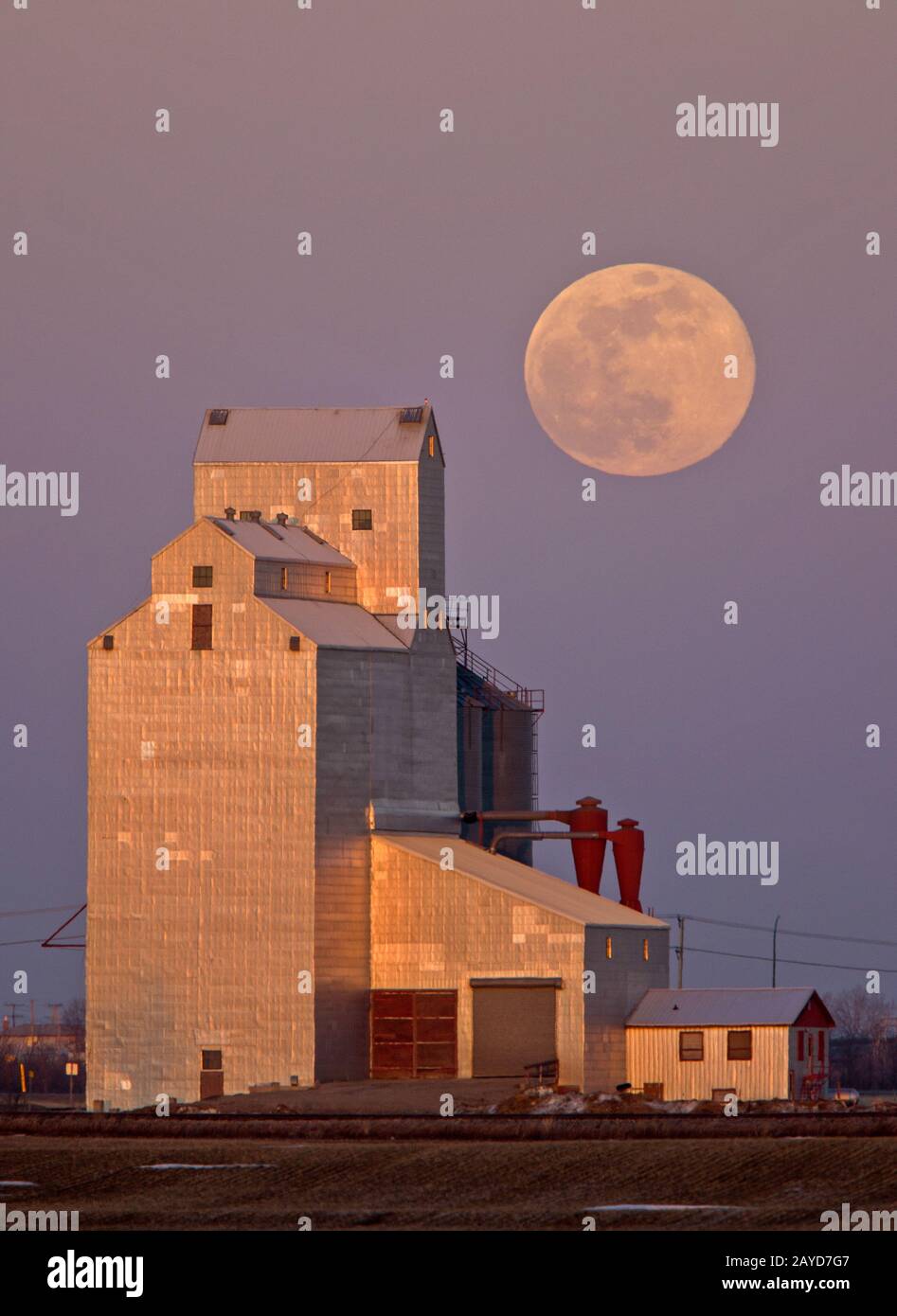grain-elevator-full-moon-stock-photo-alamy