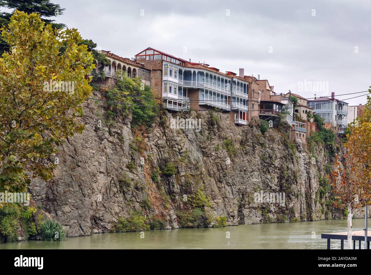 Houses on cliff above Kura River, Tbilisi, Georgia Stock Photo