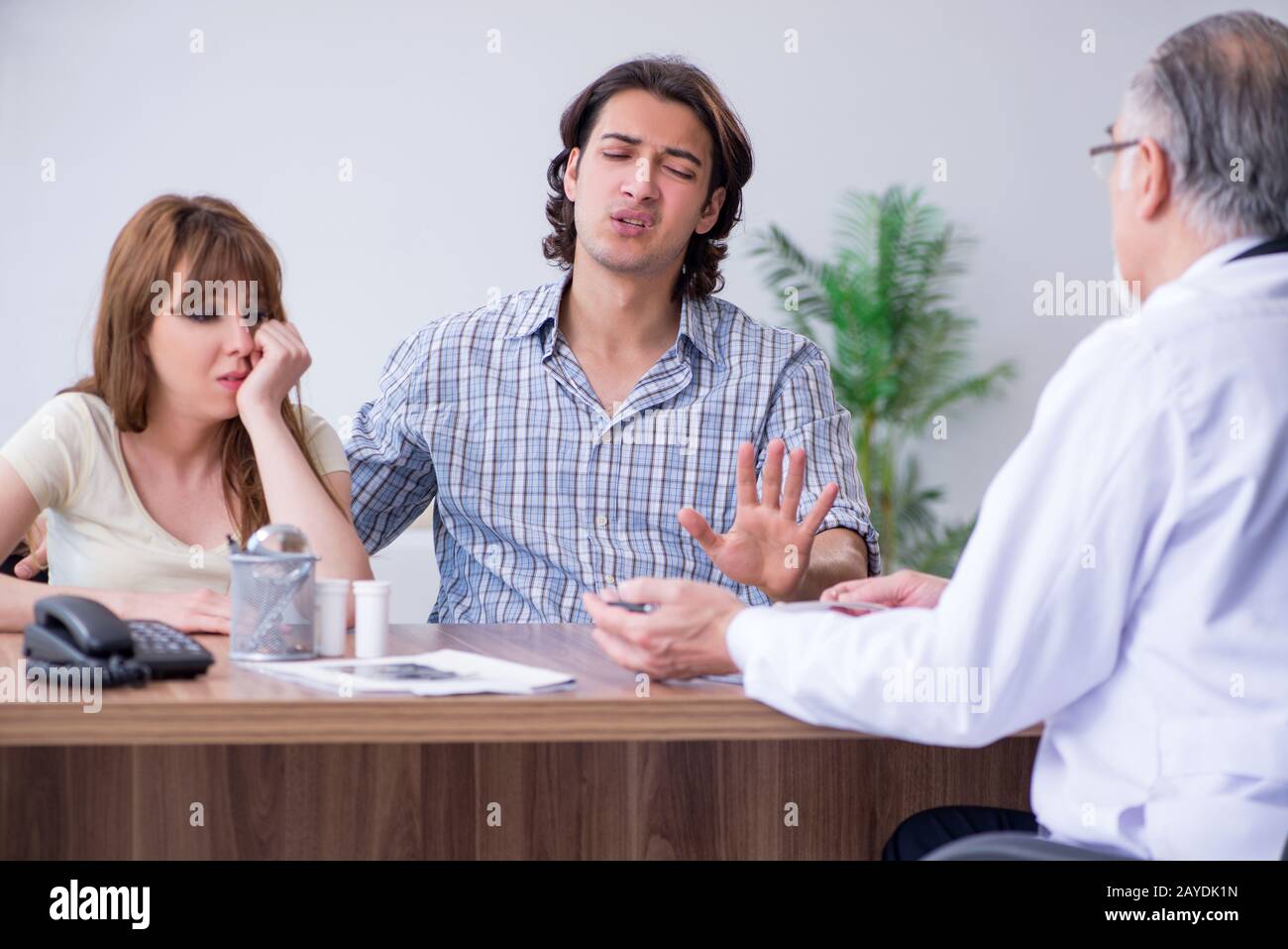 Doctor couple reproductive hi-res stock photography and images - Alamy