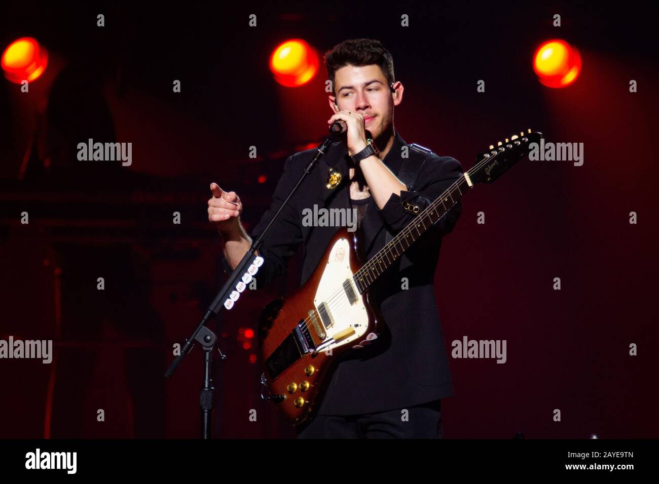 Joe jonas jonas brothers on stage hi-res stock photography and images ...