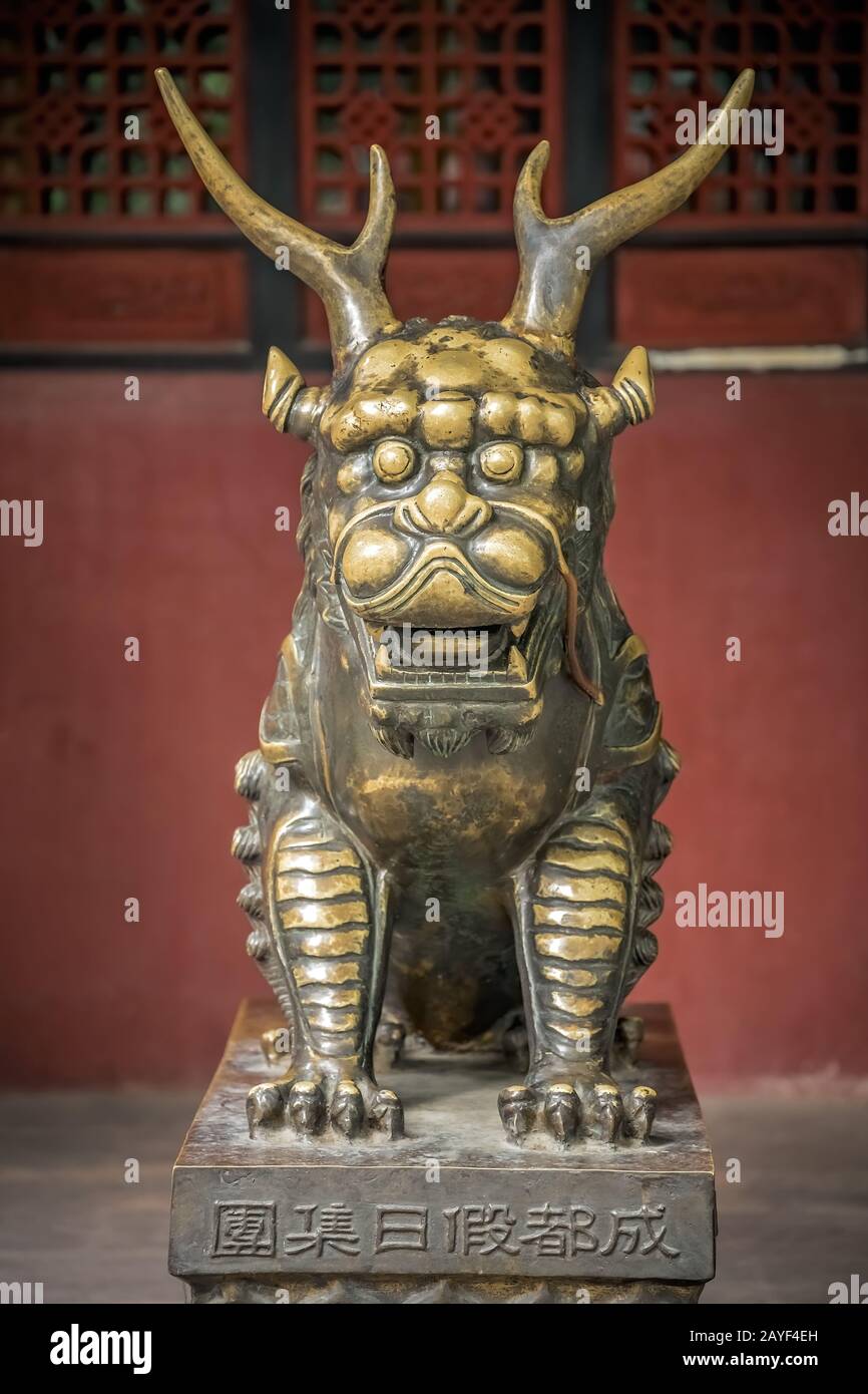 Statue of mystical Chinese guardian lion Stock Photo Alamy