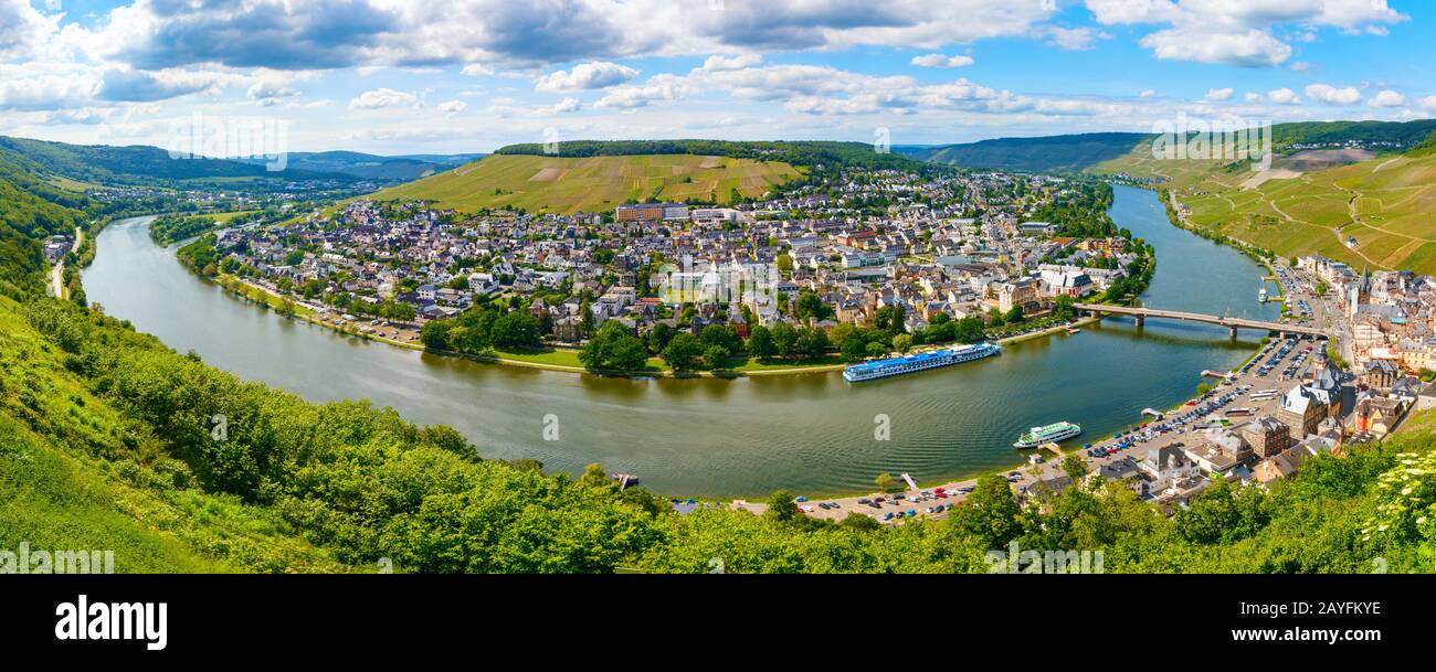 Panoramic aerial view of Bernkastel-Kues, the Moselle valley and river on a sunny afternoon. Rhineland-Palatinate, Germany. Stock Photo