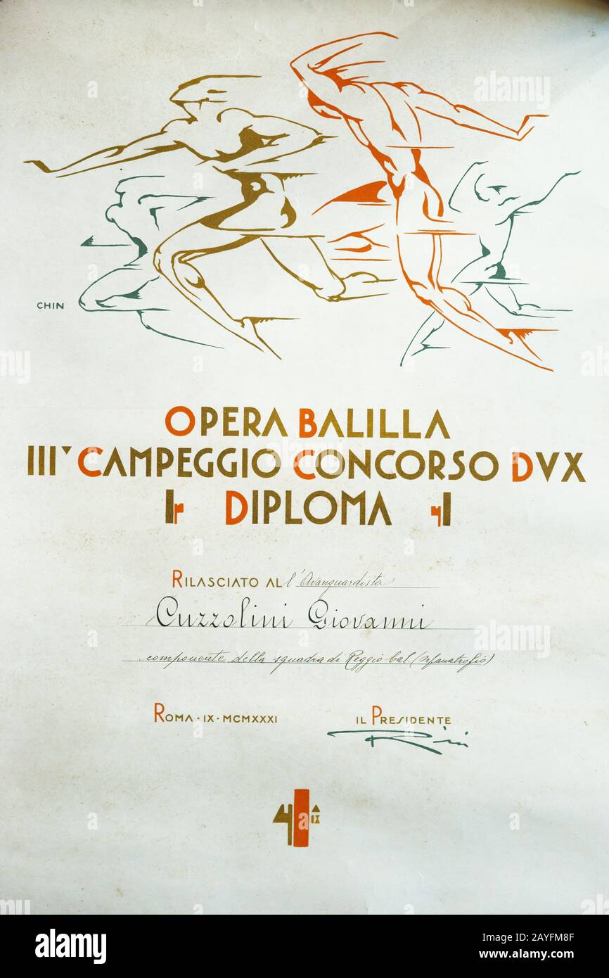 Diploma opera Nazionale Balilla III campeggio dux, disegno futurista di Chin (Enrico Castello) Stock Photo