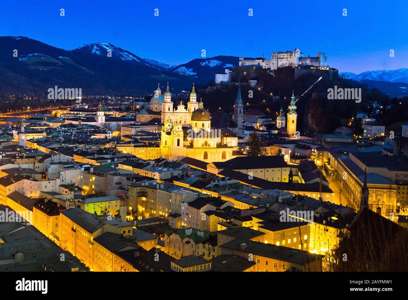 Ein Blick auf Salzburg in Oesterreich.. Altstadt und Festung Hohensalzburg, blaue Stunde, Stock Photo