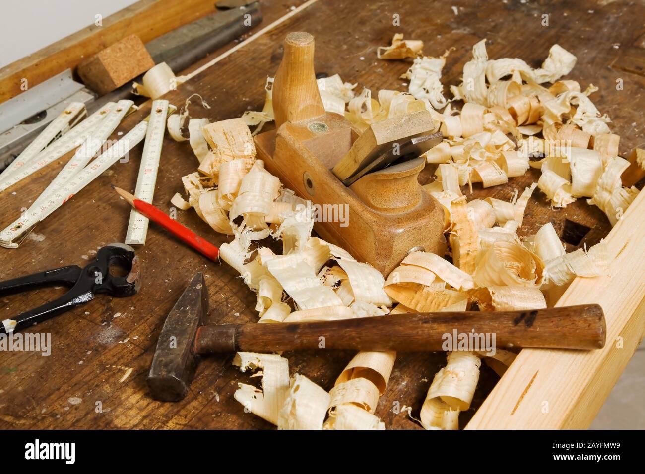 Ein Hobel in einer Schreiner Werkstatt.  Werkzeuge in einer Tischlerei. Stock Photo