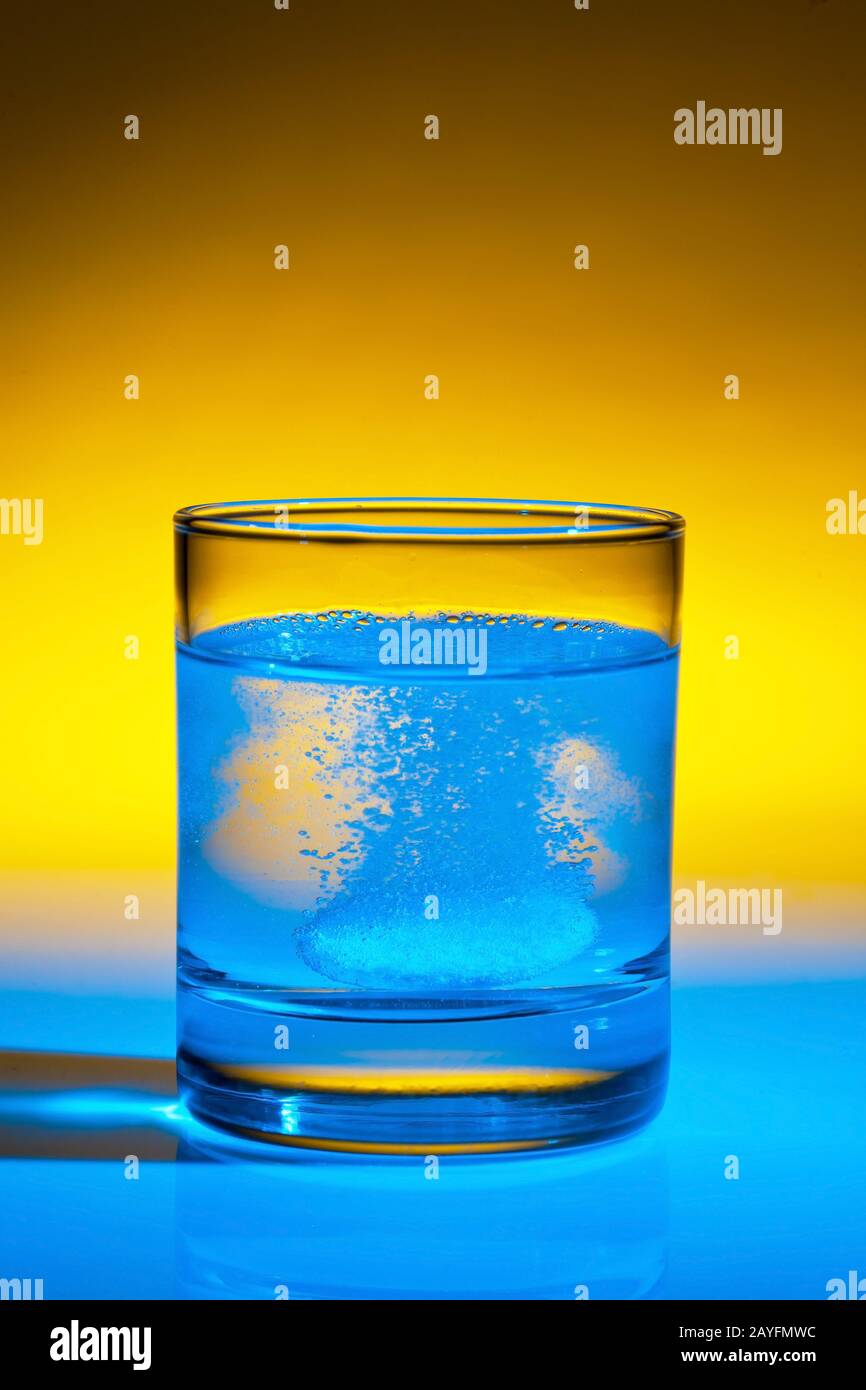 Eine Brausetablette loest sich in einem Glas Wasser auf, Aspirin, Stock Photo